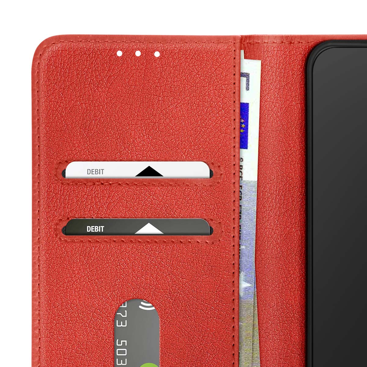 Portafoglio in pelle rosso con carte di debito e una banconota. Un telefono nero è visibile sul lato destro. I dettagli del portafoglio sono chiaramente visibili.