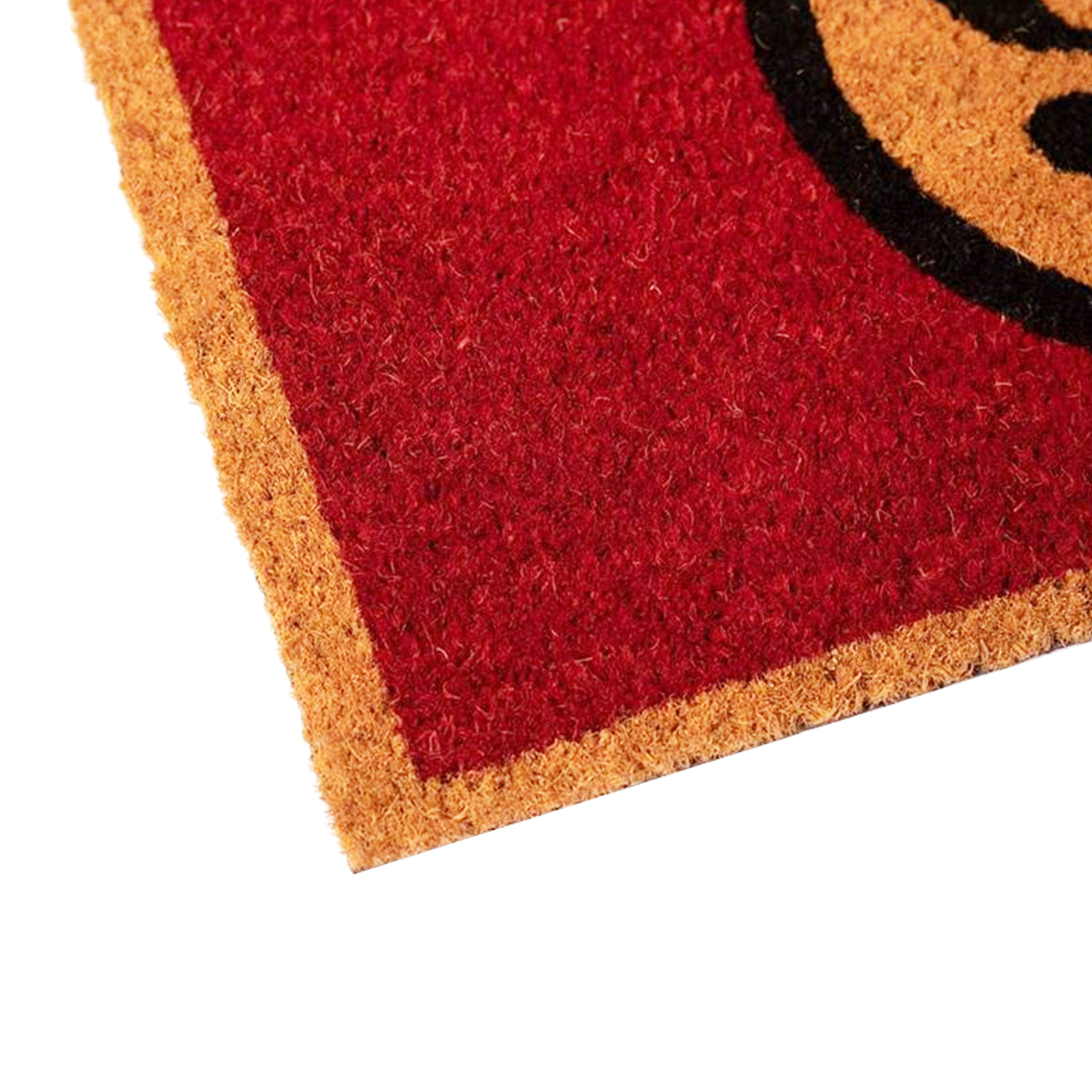 Eine rote Fußmatte mit einem beigefarbenen Rand. Ein Teil eines schwarzen Designs ist sichtbar.