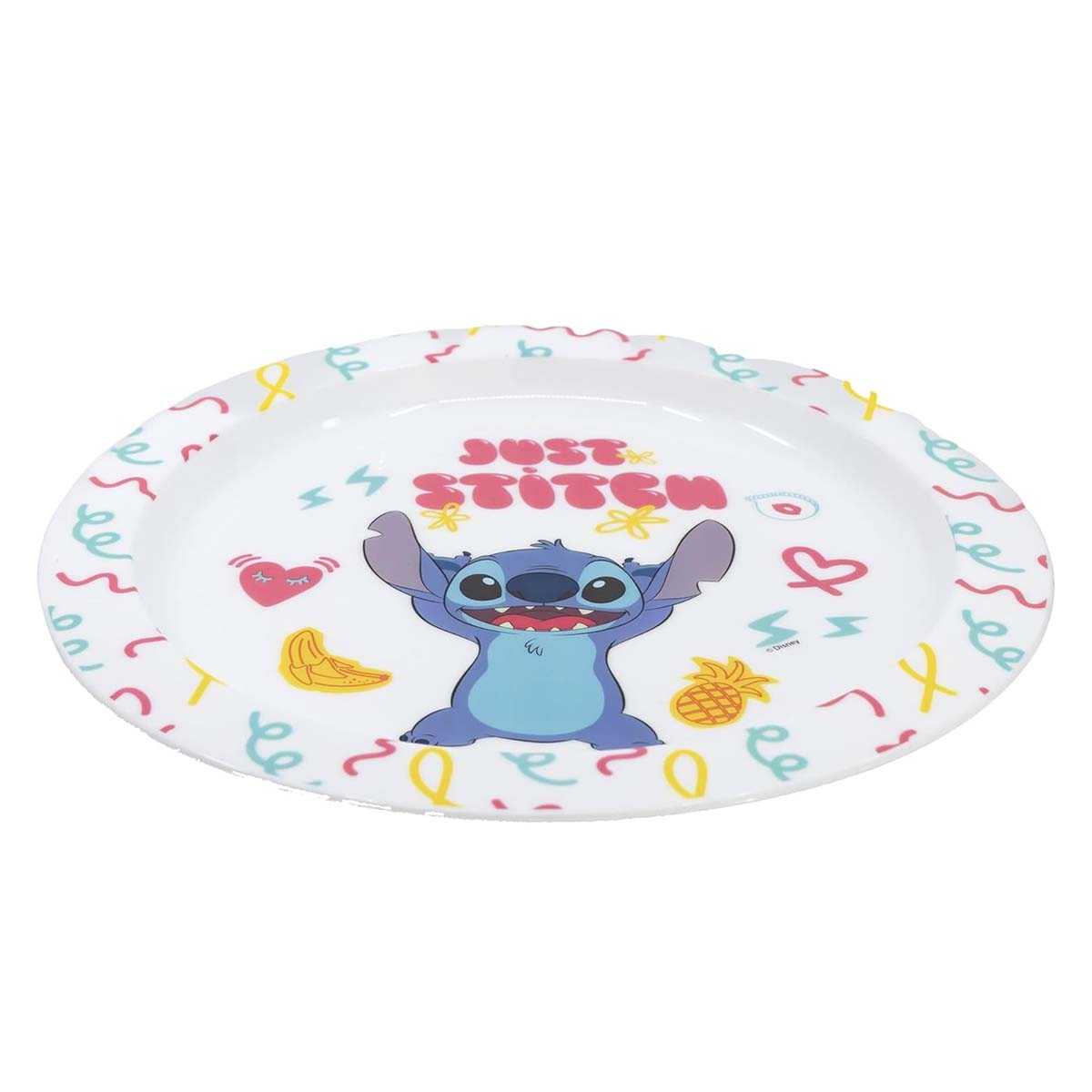 Piatto bianco con Stitch. Stitch al centro, testo rosa 'Just Stitch', cuori, banana, ananas e scarabocchi sul bordo.