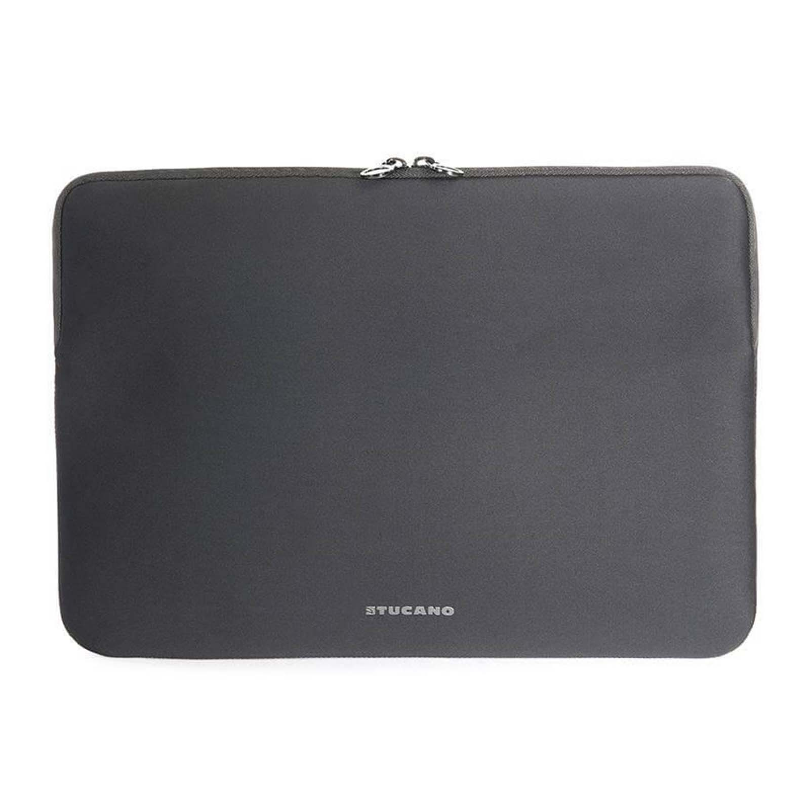 Una custodia per laptop grigio scuro con chiusura a cerniera in alto. Il marchio 'STUCANO' è stampato in basso.