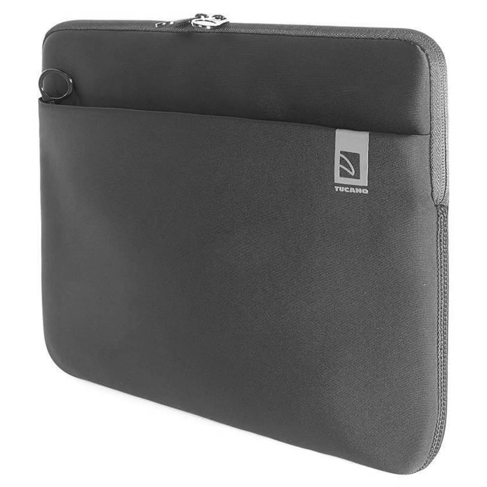 Una custodia per laptop Tucano grigia. Ha una tasca, una cerniera e un logo. La custodia è rettangolare e grigia.