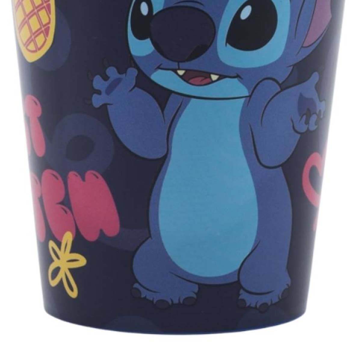 Una tazza con il design del personaggio dei cartoni animati Stitch. Stitch è blu con grandi occhi, su sfondo blu scuro con altre forme colorate.