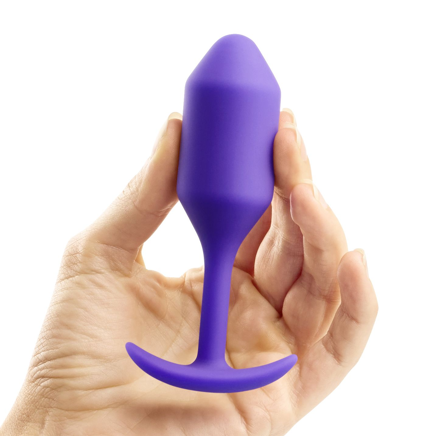 Eine Hand hält ein lila Sexspielzeug. Das Spielzeug hat eine abgerundete Spitze, einen Stiel und eine gebogene Basis. Der Hintergrund ist weiß.
