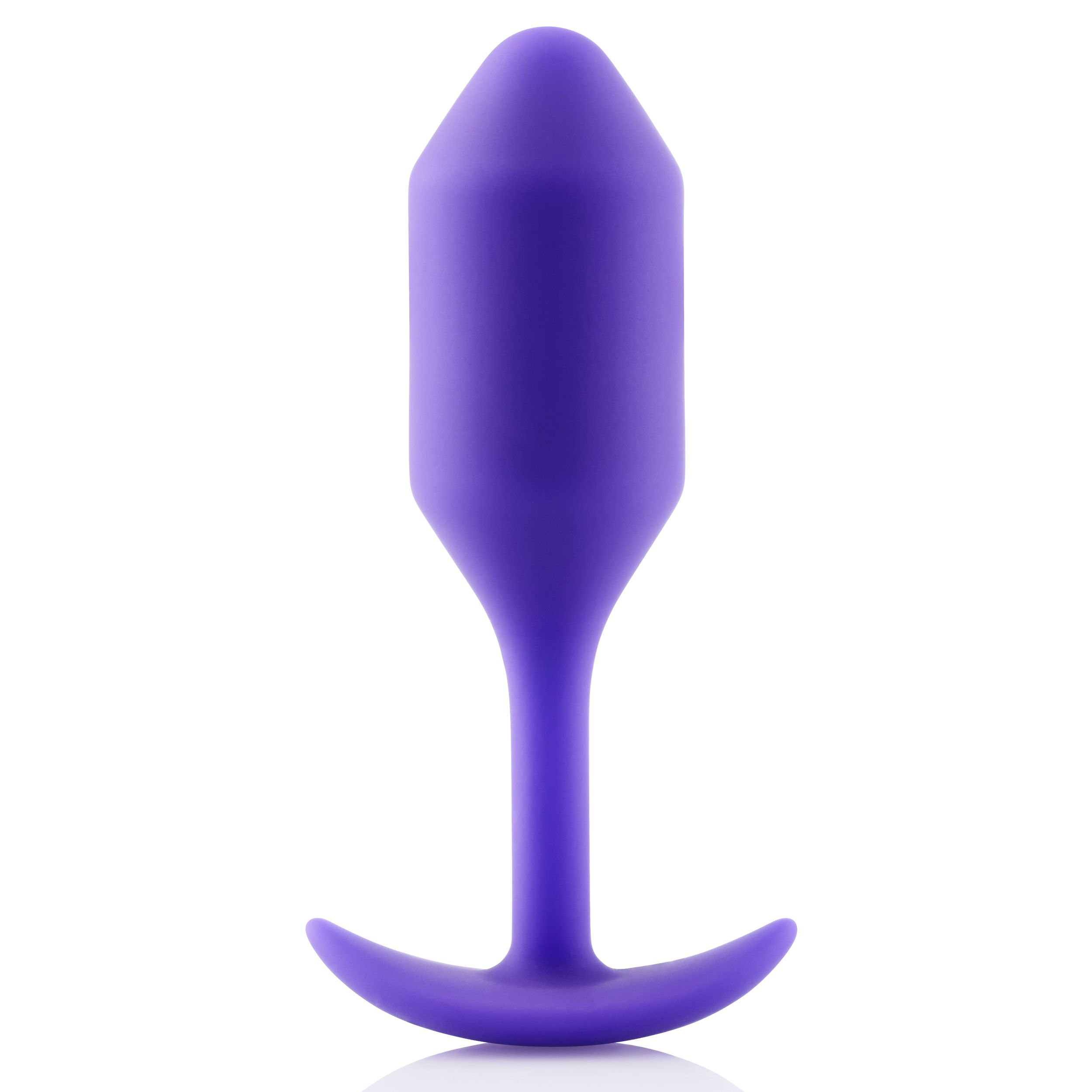 Ein violettes, glattes Sexspielzeug mit abgerundeter Spitze, Stiel und gebogener Basis, vor weißem Hintergrund.