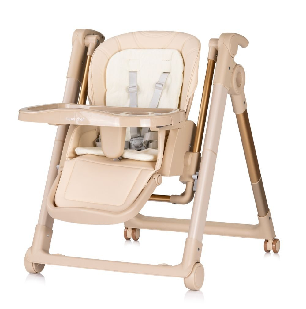 Ein beiger Babyhochstuhl mit Tablett. Er hat einen gepolsterten Sitz, Sicherheitsgurte und verstellbare Beine. Der Stuhl steht auf Rädern.