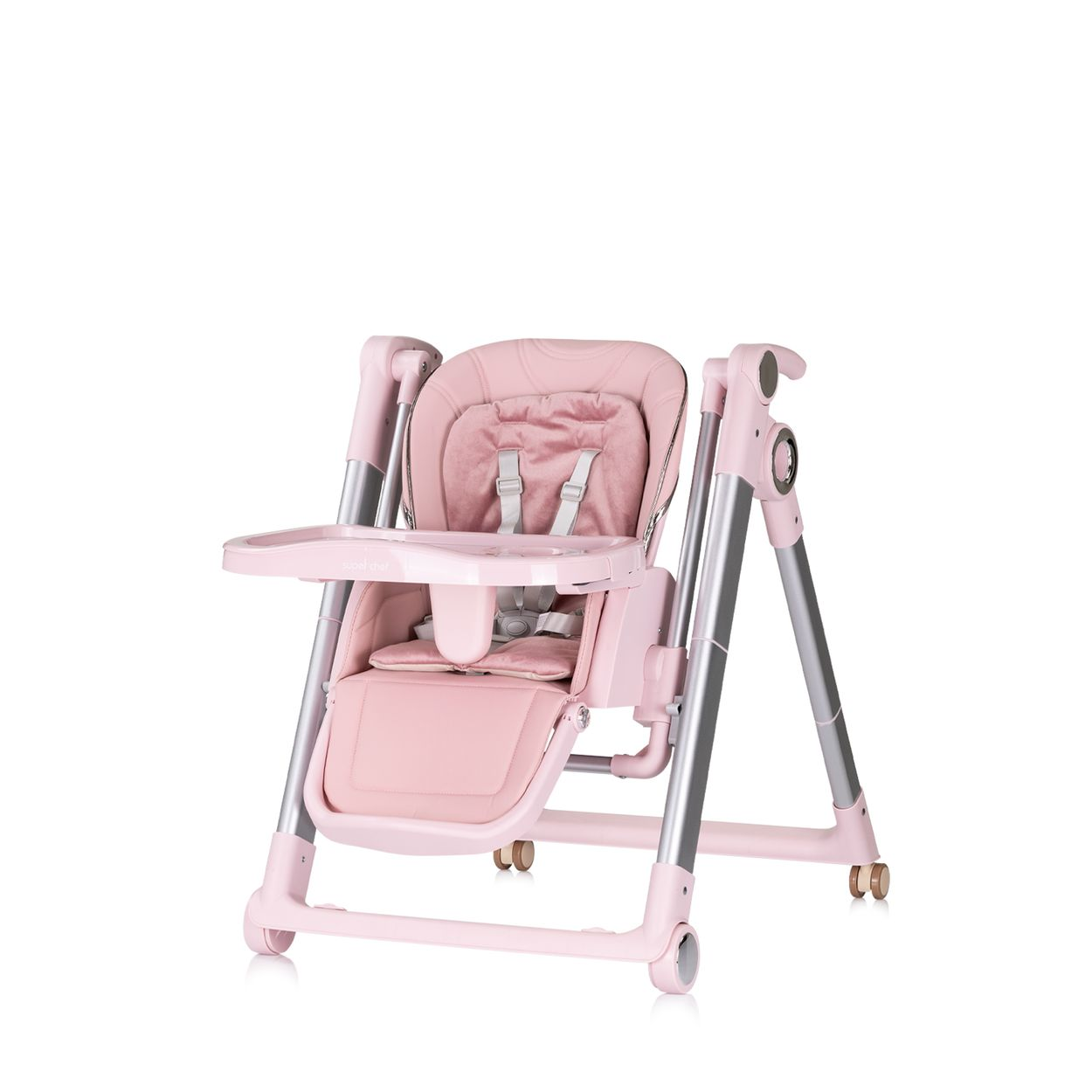 Ein rosa Babyhochstuhl mit Tablett, Sicherheitsgurten und Rädern. Er hat einen rosa Sitz und eine Rückenlehne sowie Metallbeine. Isoliert auf Weiß.