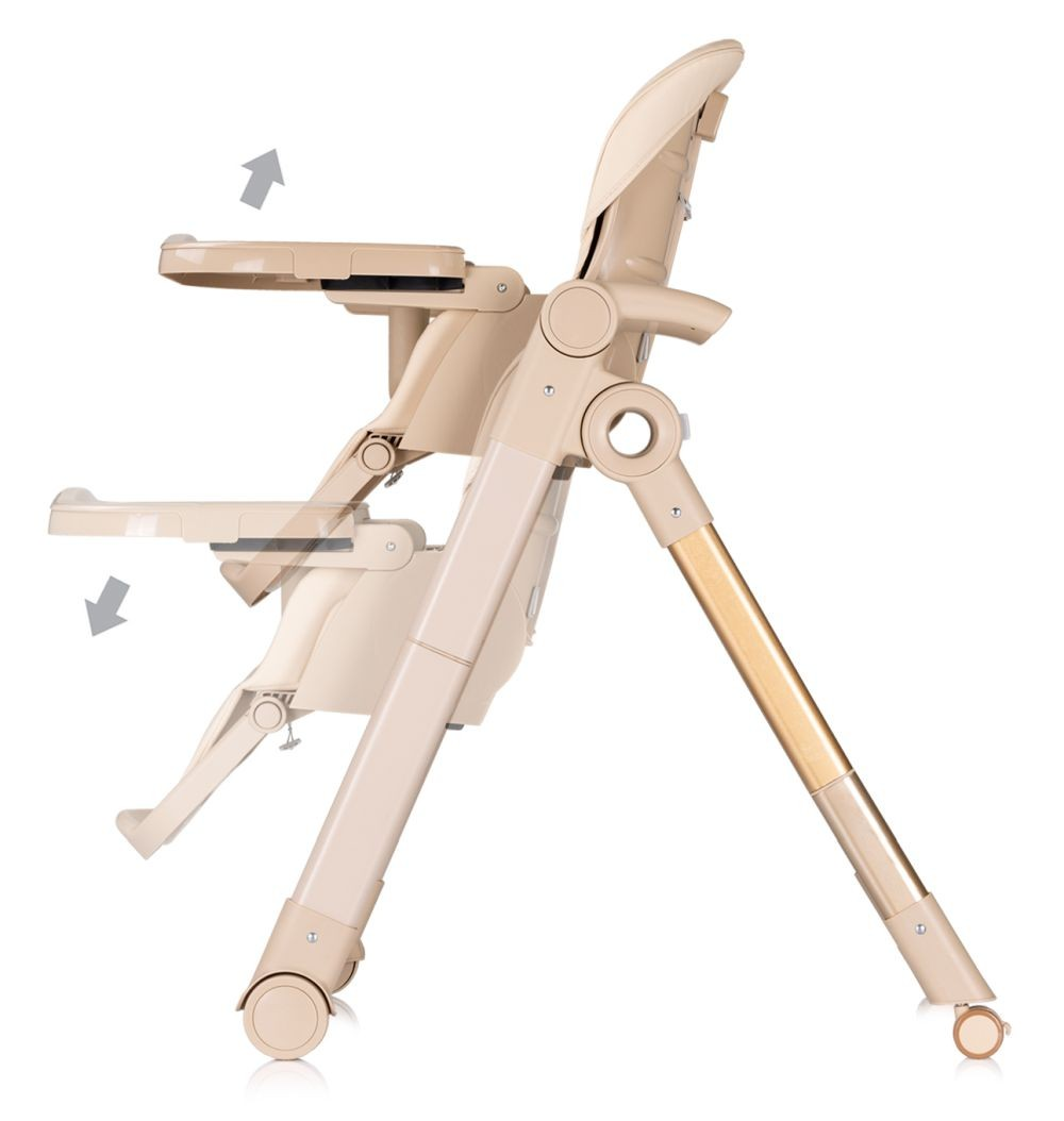 Beiger Hochstuhl, teilweise zusammengeklappt. Pfeile zeigen die Bewegung an. Der Stuhl hat ein Tablett, einen Sitz und Räder.