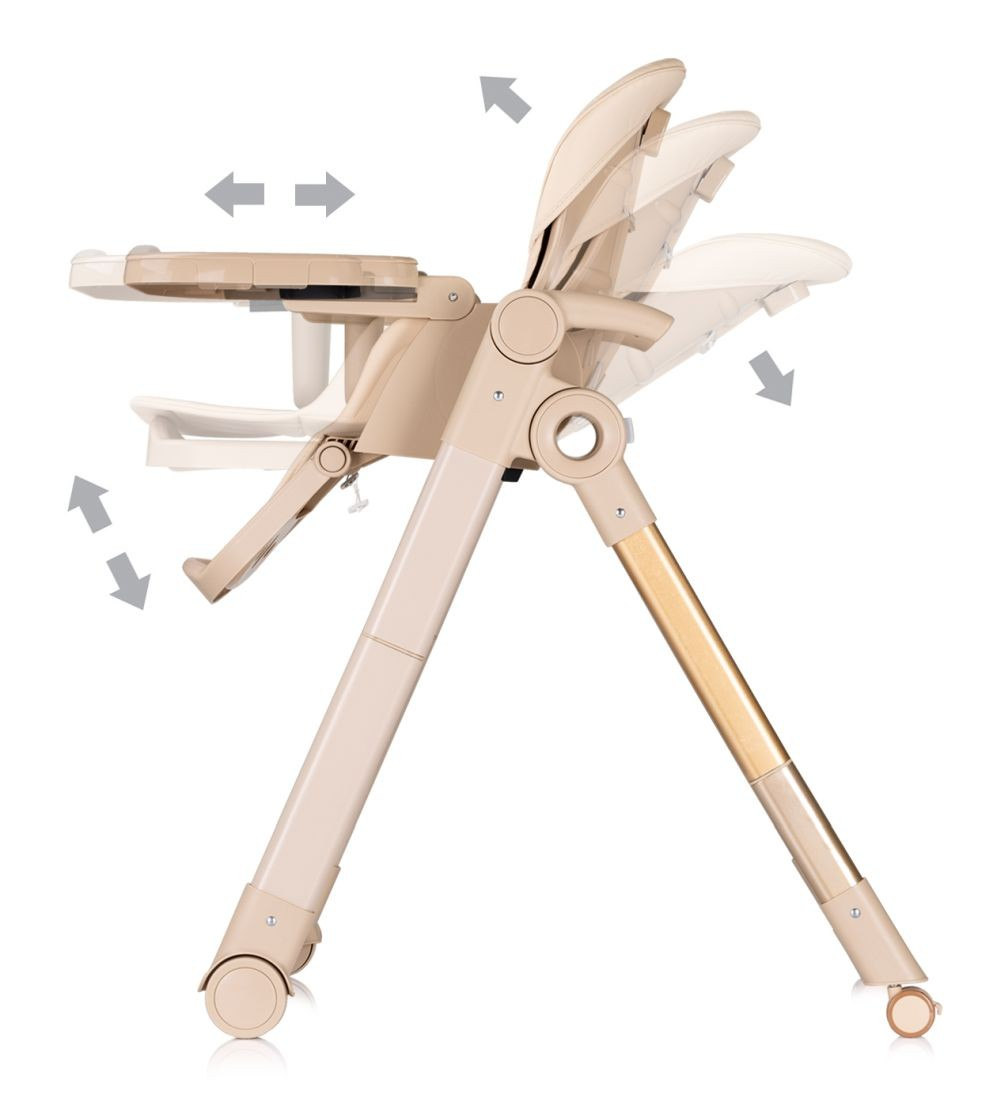 Beiger Babyhochstuhl mit verstellbarem Tablett, Sitz und Fußstütze. Pfeile zeigen die Bewegungsmöglichkeiten an. Räder an den Beinen.