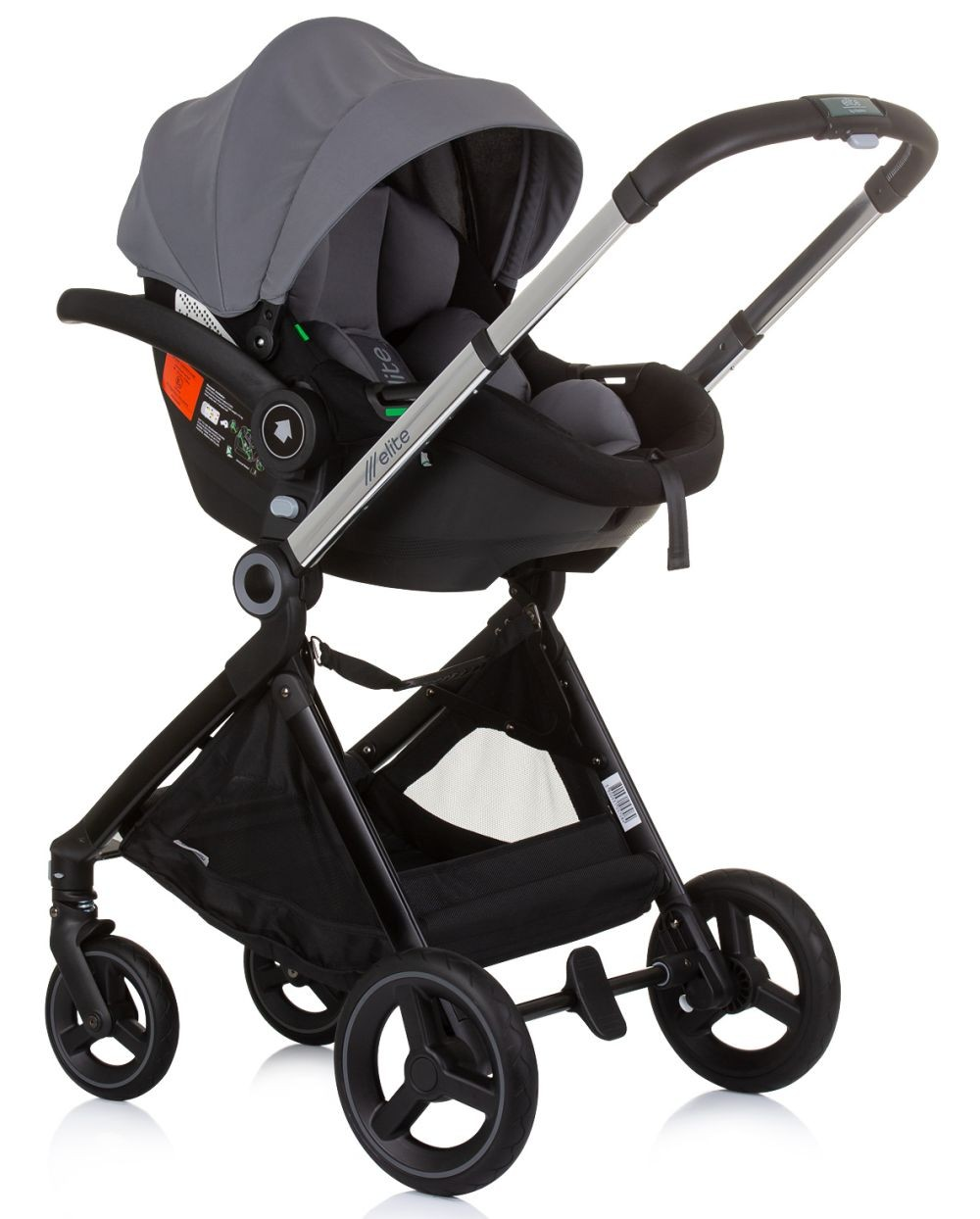 Ein schwarzer und silberner Kinderwagen mit grauem Verdeck. Er hat vier Räder und einen Aufbewahrungskorb. Der Sitz ist schwarz und gepolstert.