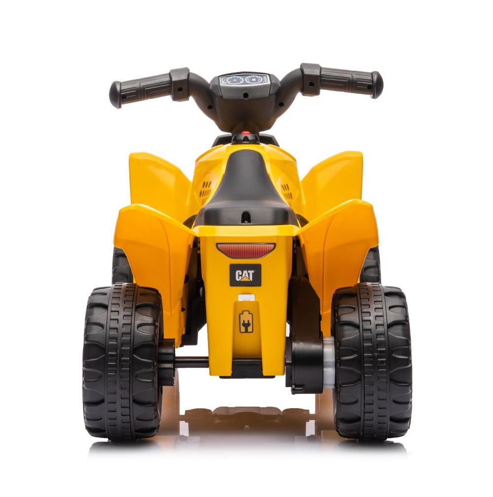 Ein gelbes CAT-ATV-Spielzeug. Es hat schwarze Räder und einen schwarzen Sitz. Das ATV steht auf weißem Hintergrund. Das CAT-Logo ist sichtbar.