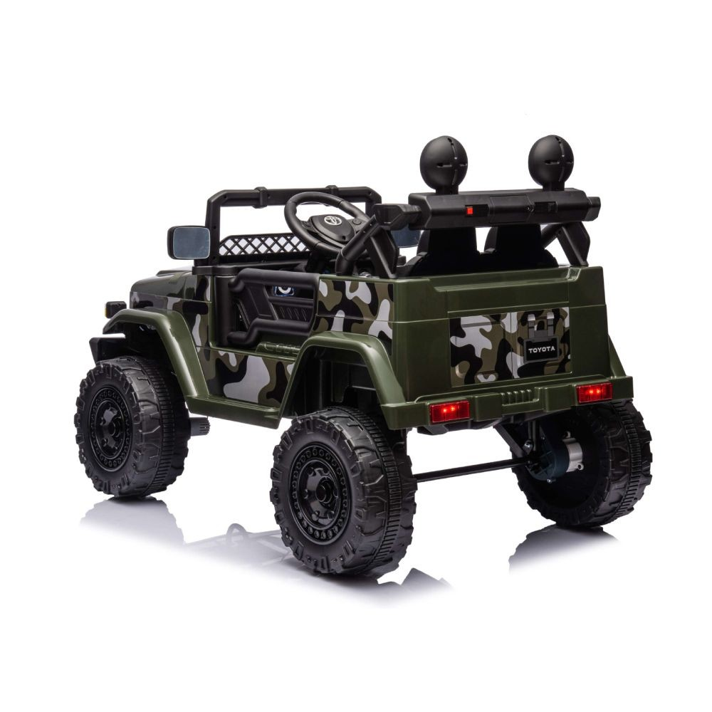 Ein grüner und getarnter Spielzeug-Jeep. Er hat schwarze Räder und ein Lenkrad mit einem Toyota-Logo auf der Rückseite.