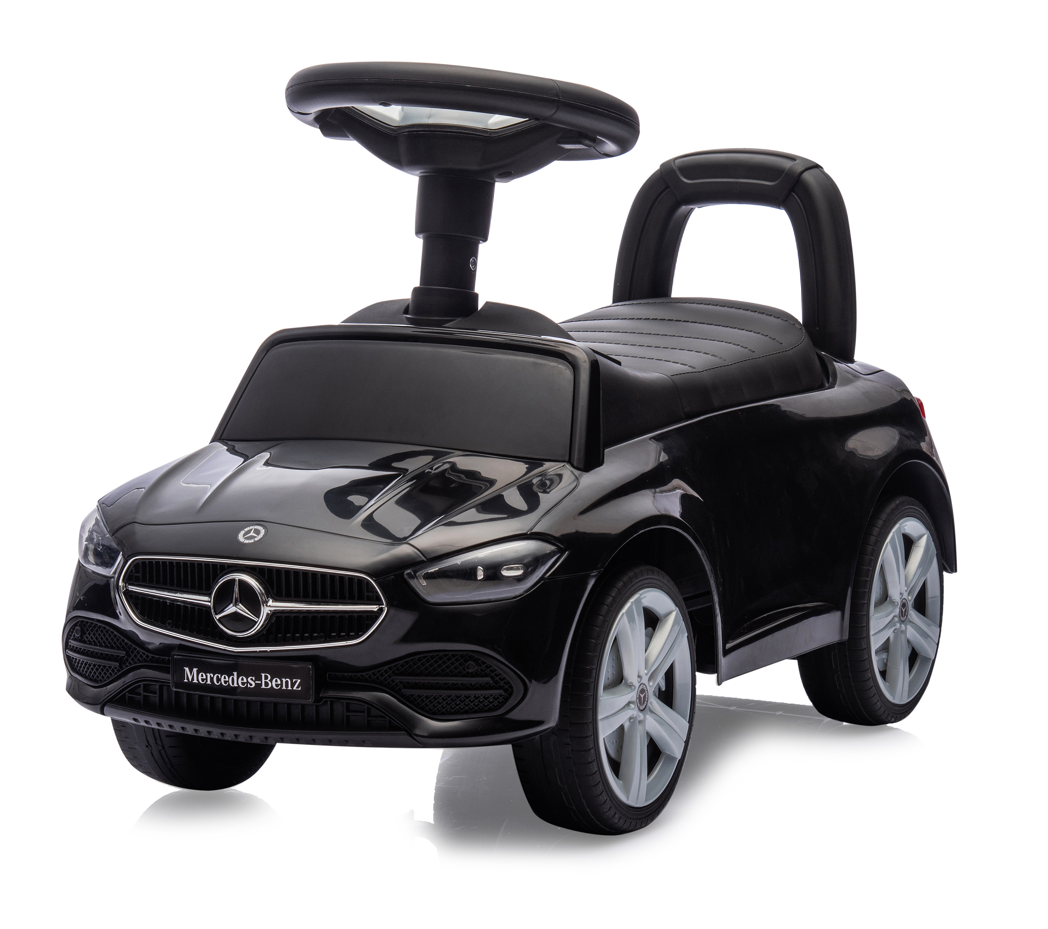 Ein schwarzes Mercedes-Benz-Spielzeugauto mit Lenkrad, Sitz und silbernen Rädern, isoliert auf weißem Hintergrund.