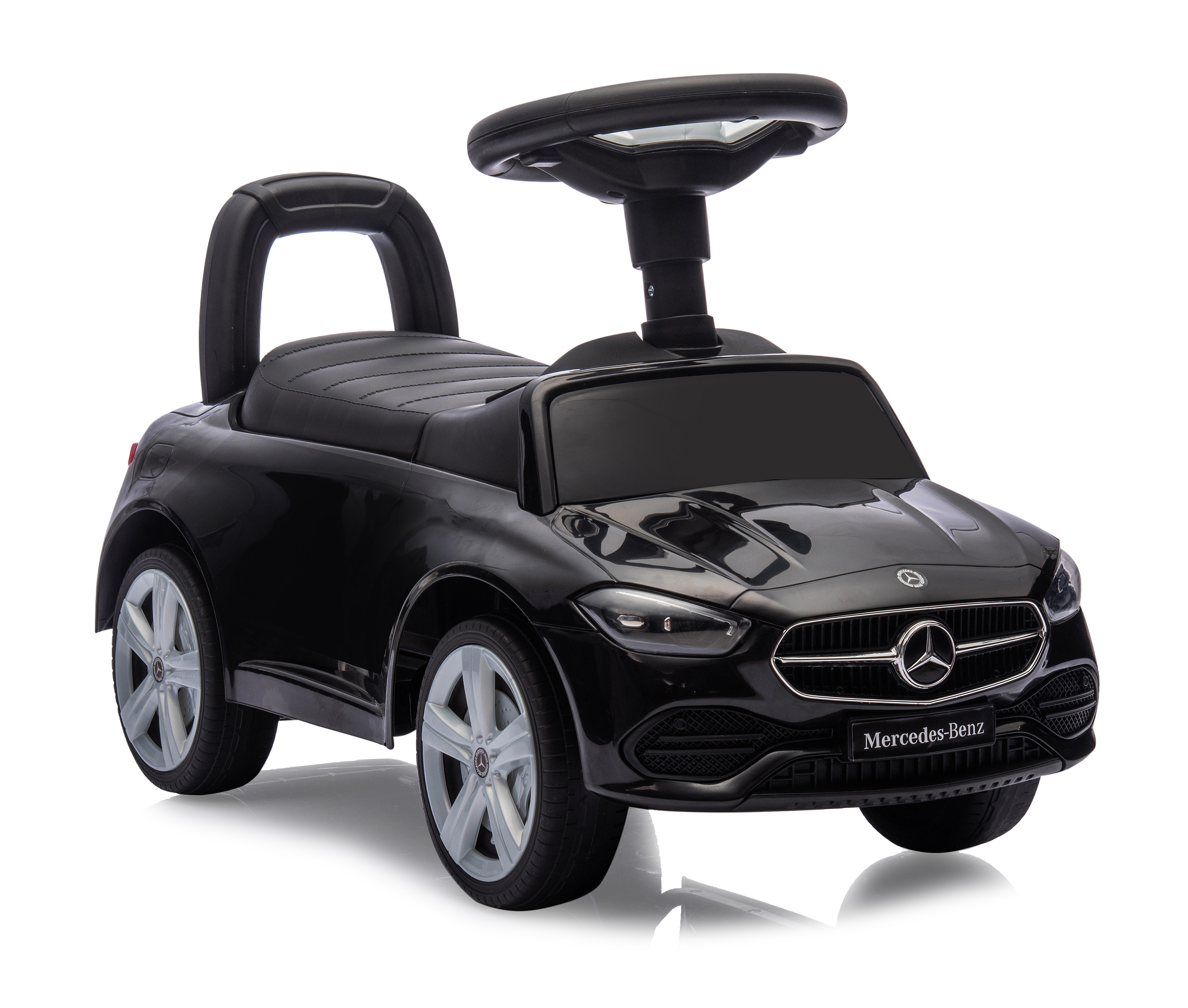 Ein schwarzes Mercedes-Benz-Spielzeugauto mit schwarzem Sitz, Lenkrad und silbernen Rädern. Es steht vor weißem Hintergrund.