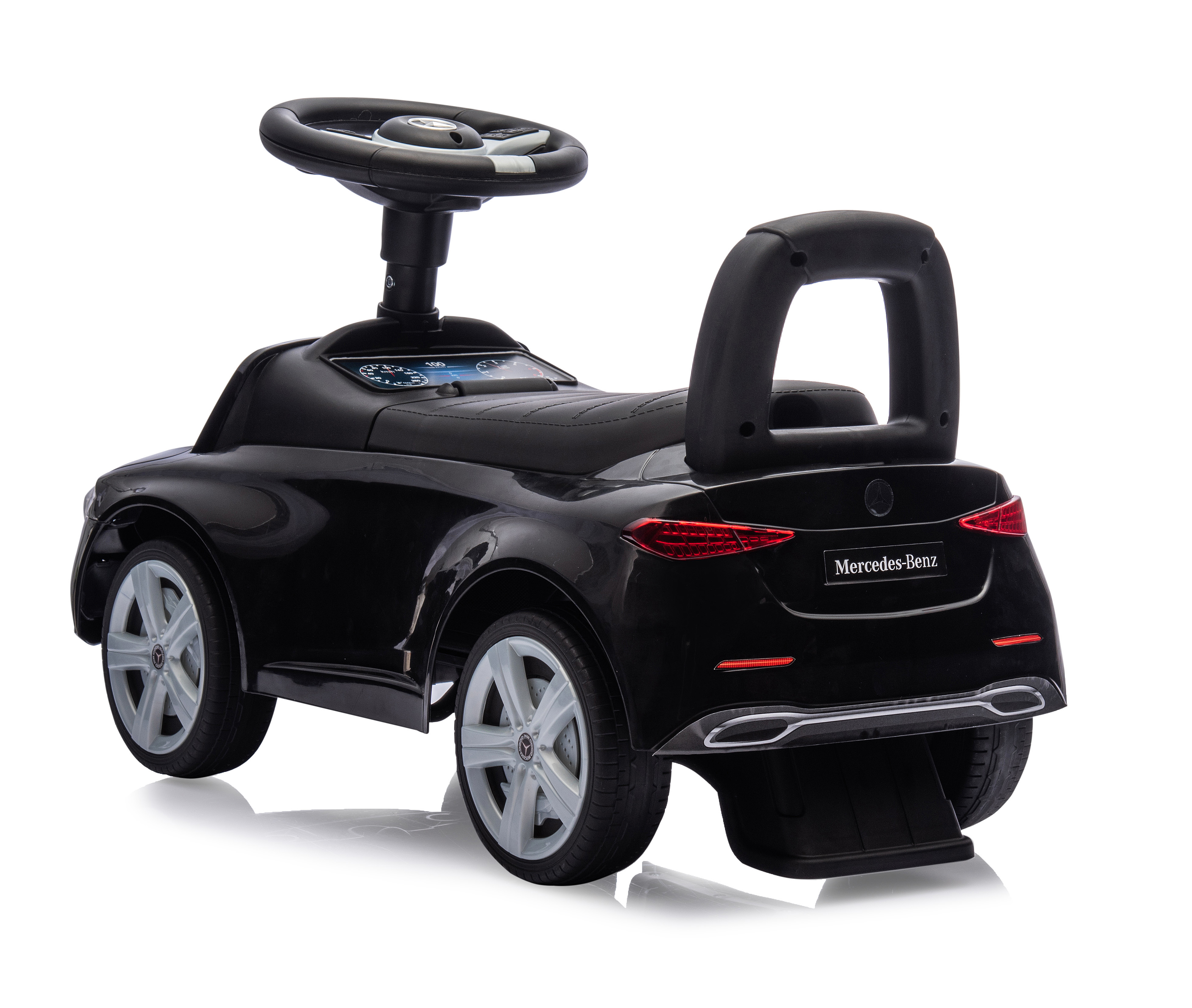 Ein schwarzes Mercedes-Benz Spielzeugauto auf weißem Untergrund. Es hat ein Lenkrad und einen Griff. Das Auto ist ein Aufsitzspielzeug.