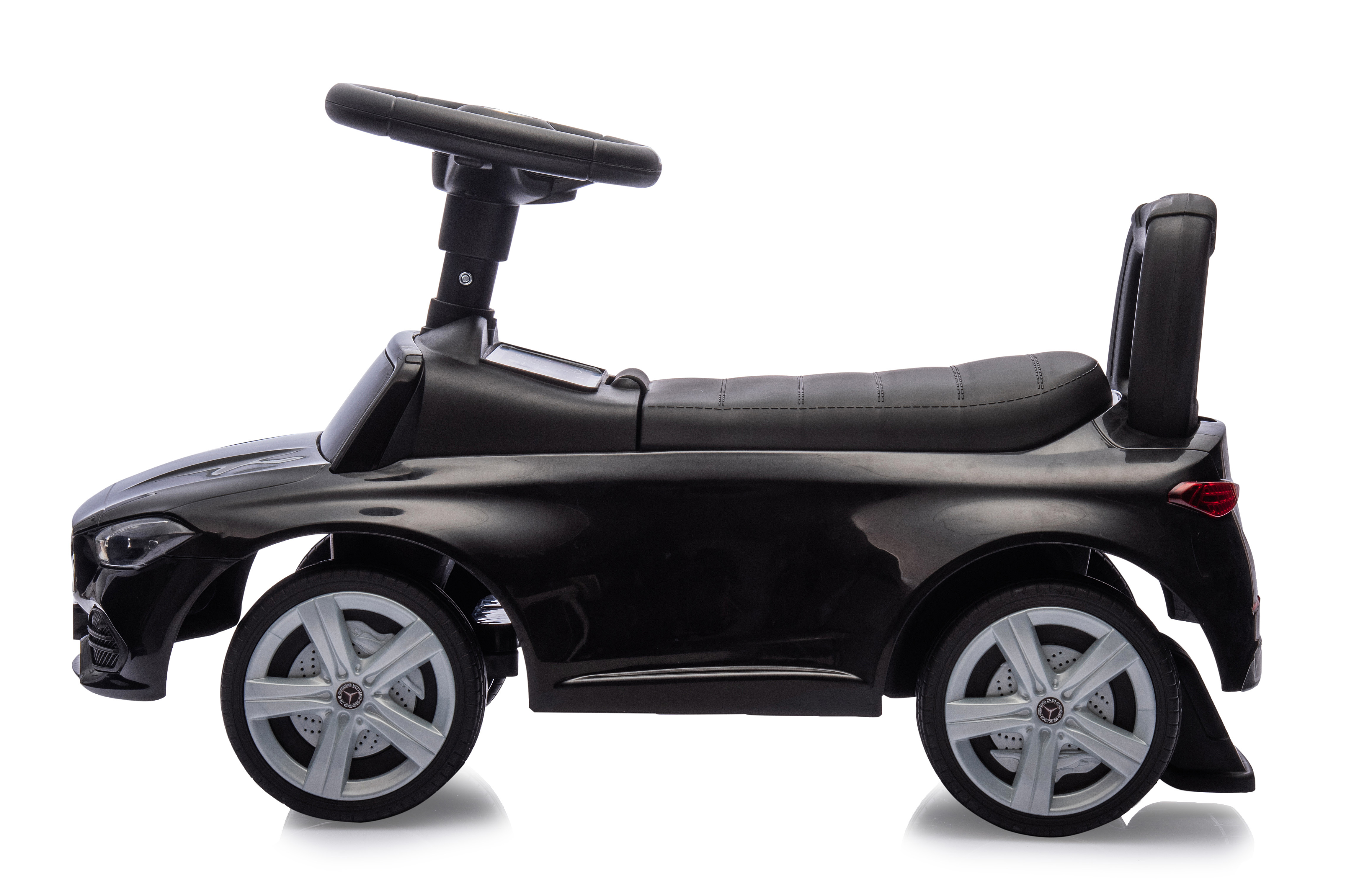 Ein schwarzes Spielzeugauto mit Lenkrad und vier grauen Rädern. Das Auto steht vor weißem Hintergrund.