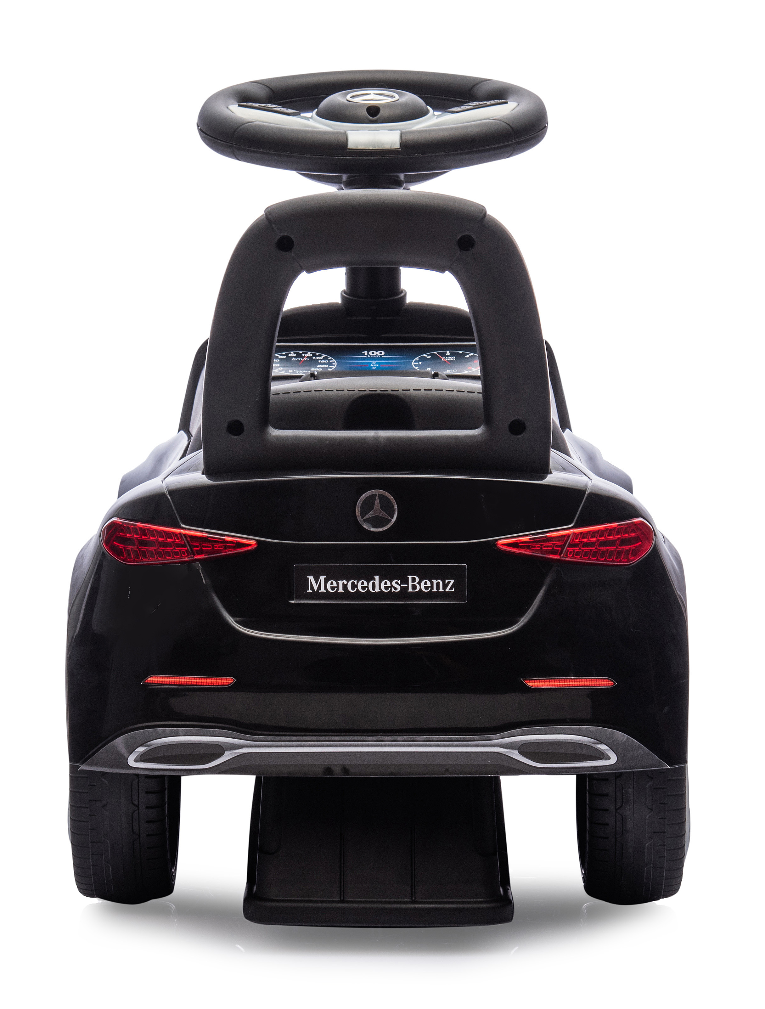 Ein schwarzes Mercedes-Benz Spielzeugauto. Mit Lenkrad, Armaturenbrett, Rücklichtern und Markenlogo. Isoliert auf Weiß.