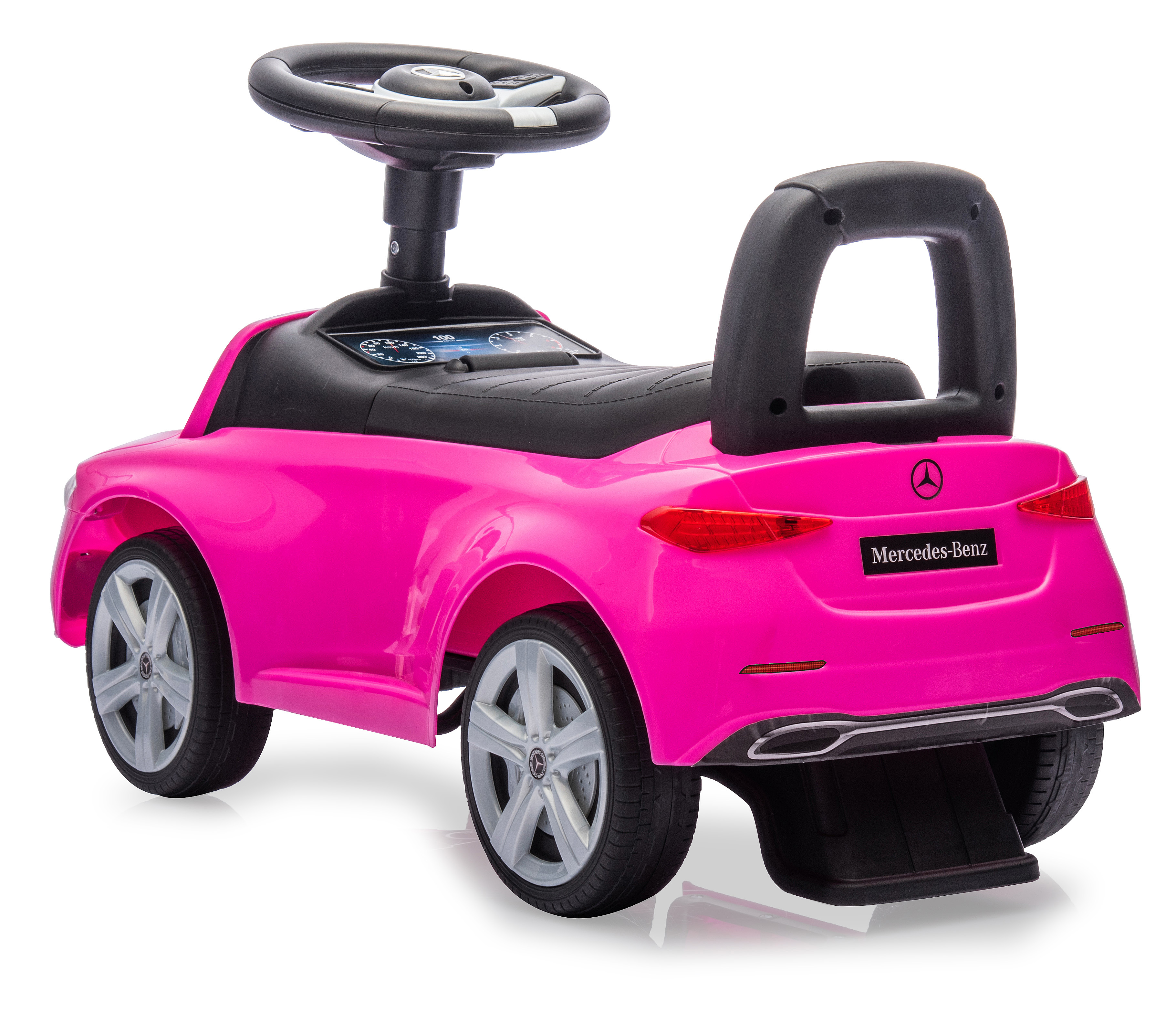Ein pinkfarbenes Mercedes-Benz Spielzeugauto mit schwarzem Lenkrad, Griff und Rädern. Es steht auf weißem Grund.