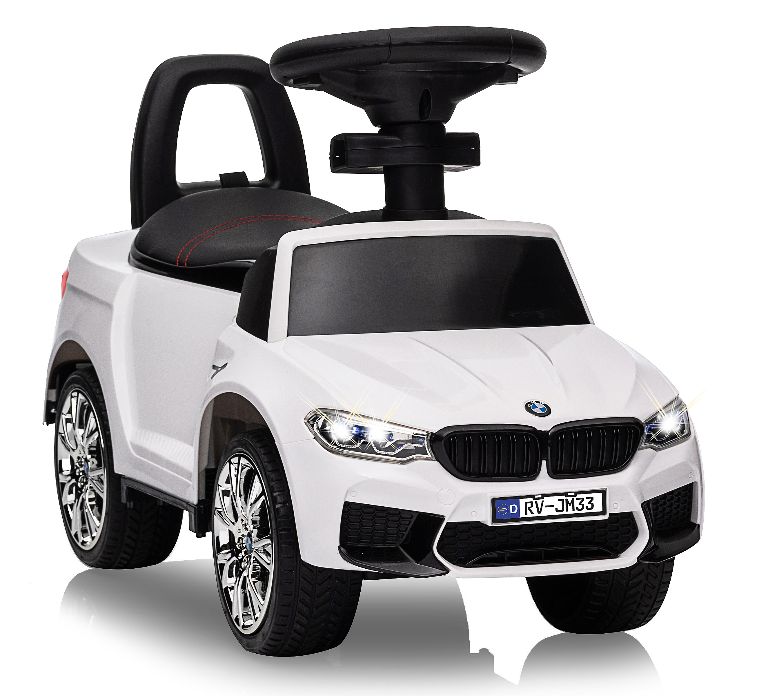 Ein weißes BMW-Spielzeugauto mit schwarzem Lenkrad, Sitz und Chromfelgen. Die Scheinwerfer sind eingeschaltet. Das Auto steht auf weißem Untergrund.