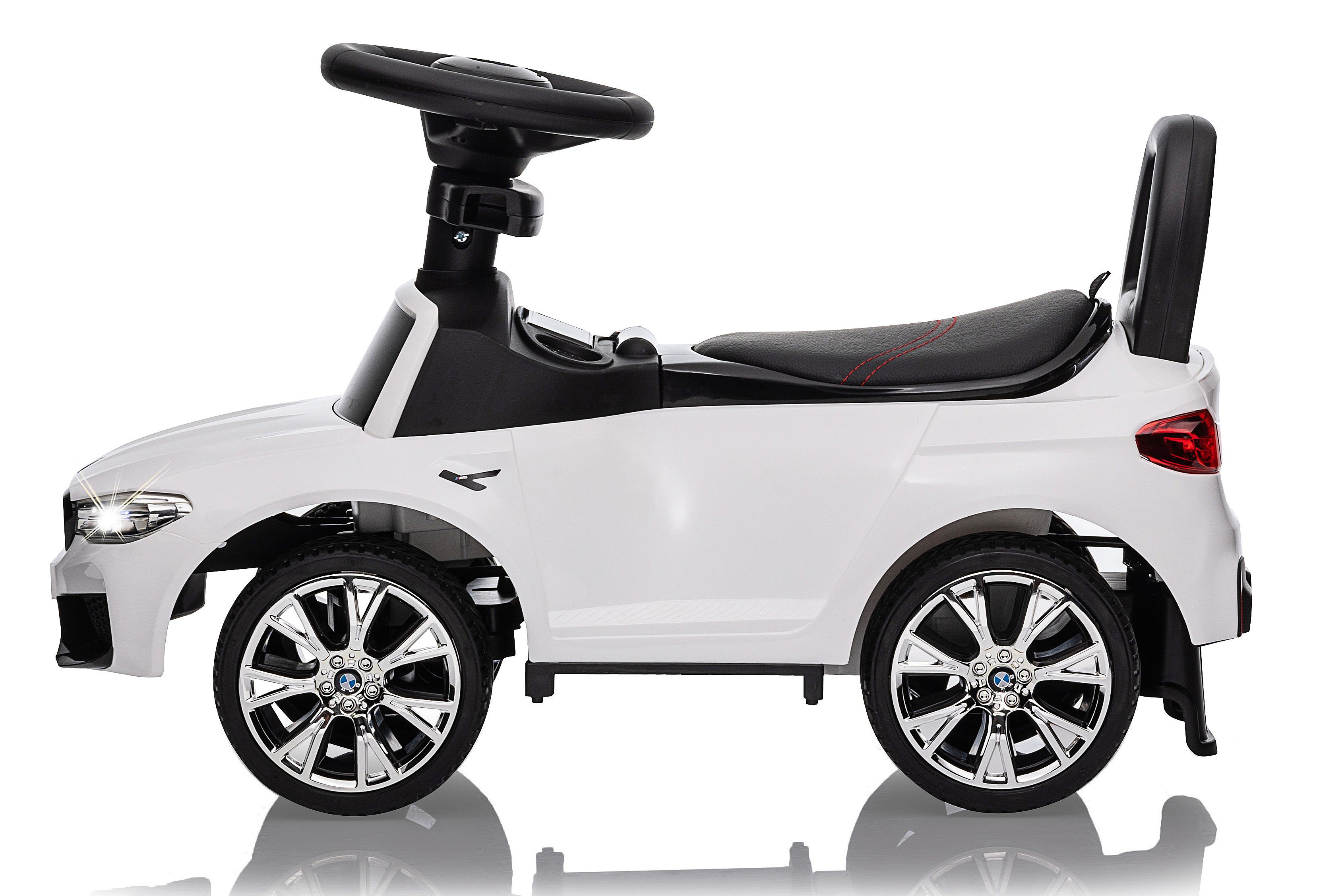 Weißes Spielzeugauto mit schwarzen Akzenten. Es hat ein Lenkrad, einen Sitz und einen Griff. Räder sind silber. Der Hintergrund ist weiß.