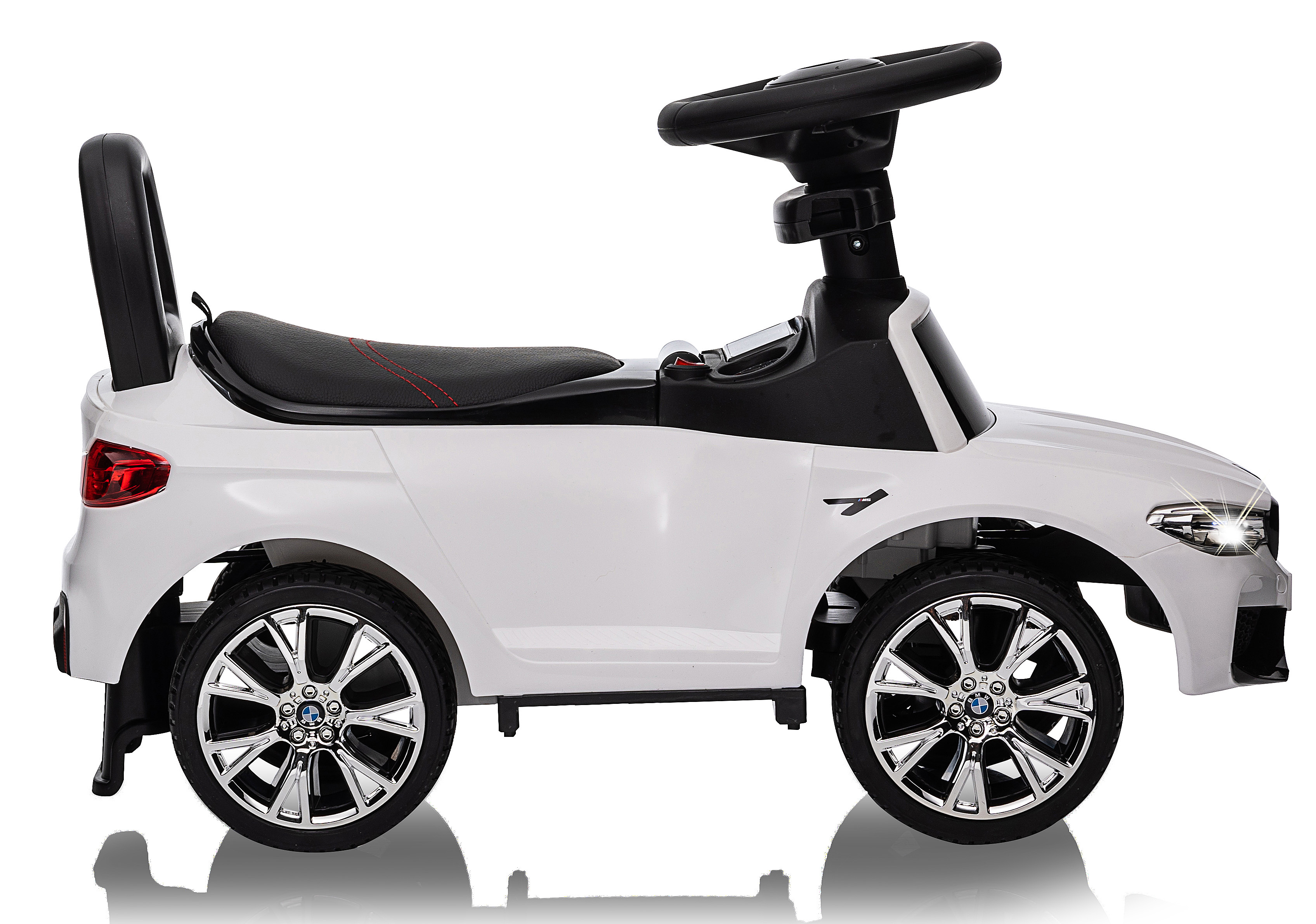 Ein weißes Spielzeugauto mit schwarzen Details. Es hat ein Lenkrad, einen Sitz und Chromräder, mit einem Griff hinten.