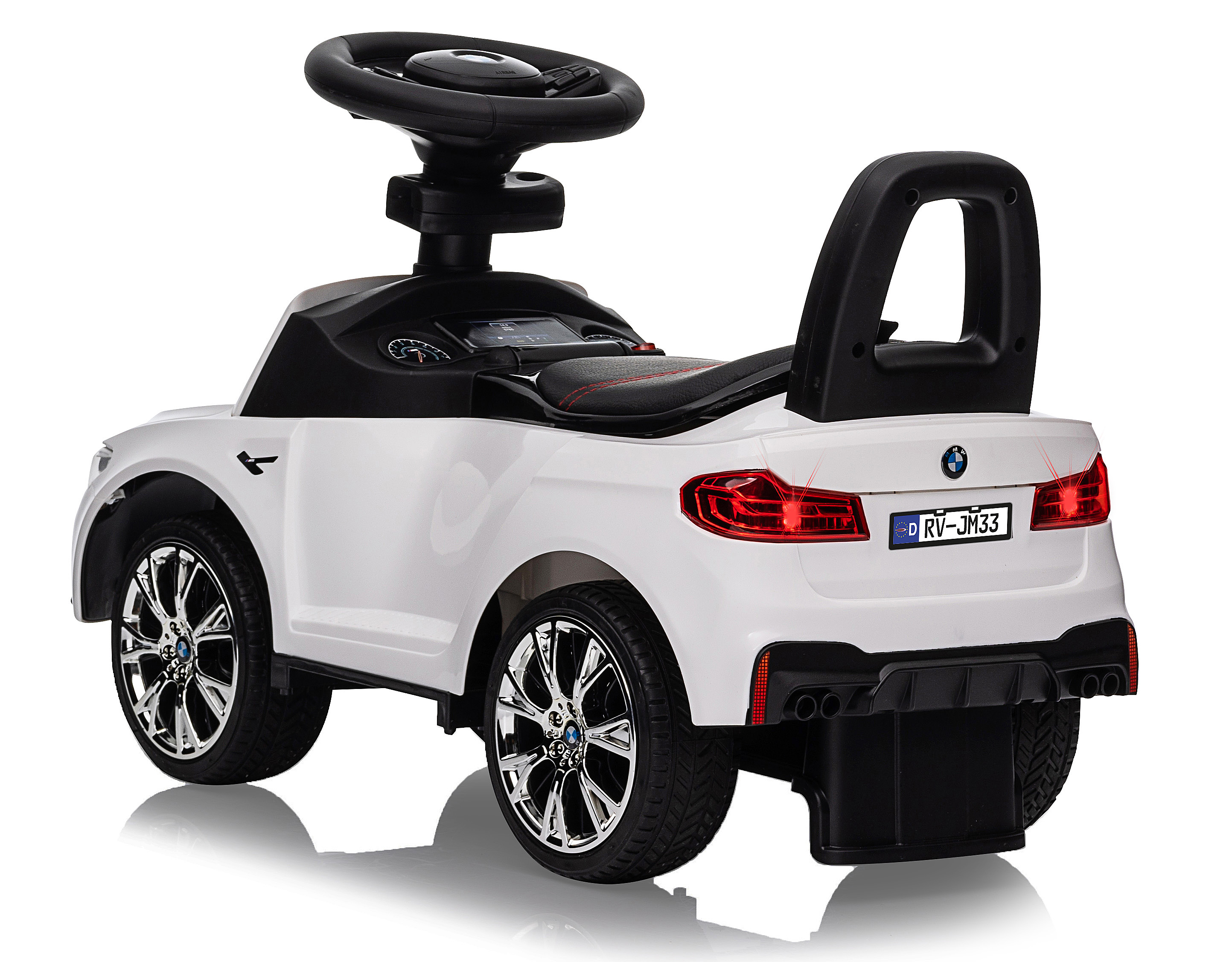 Ein weißes BMW-Spielzeugauto mit schwarzen Akzenten, Chromfelgen und einem schwarzen Lenkrad. Es hat einen Griff und ein Nummernschild.