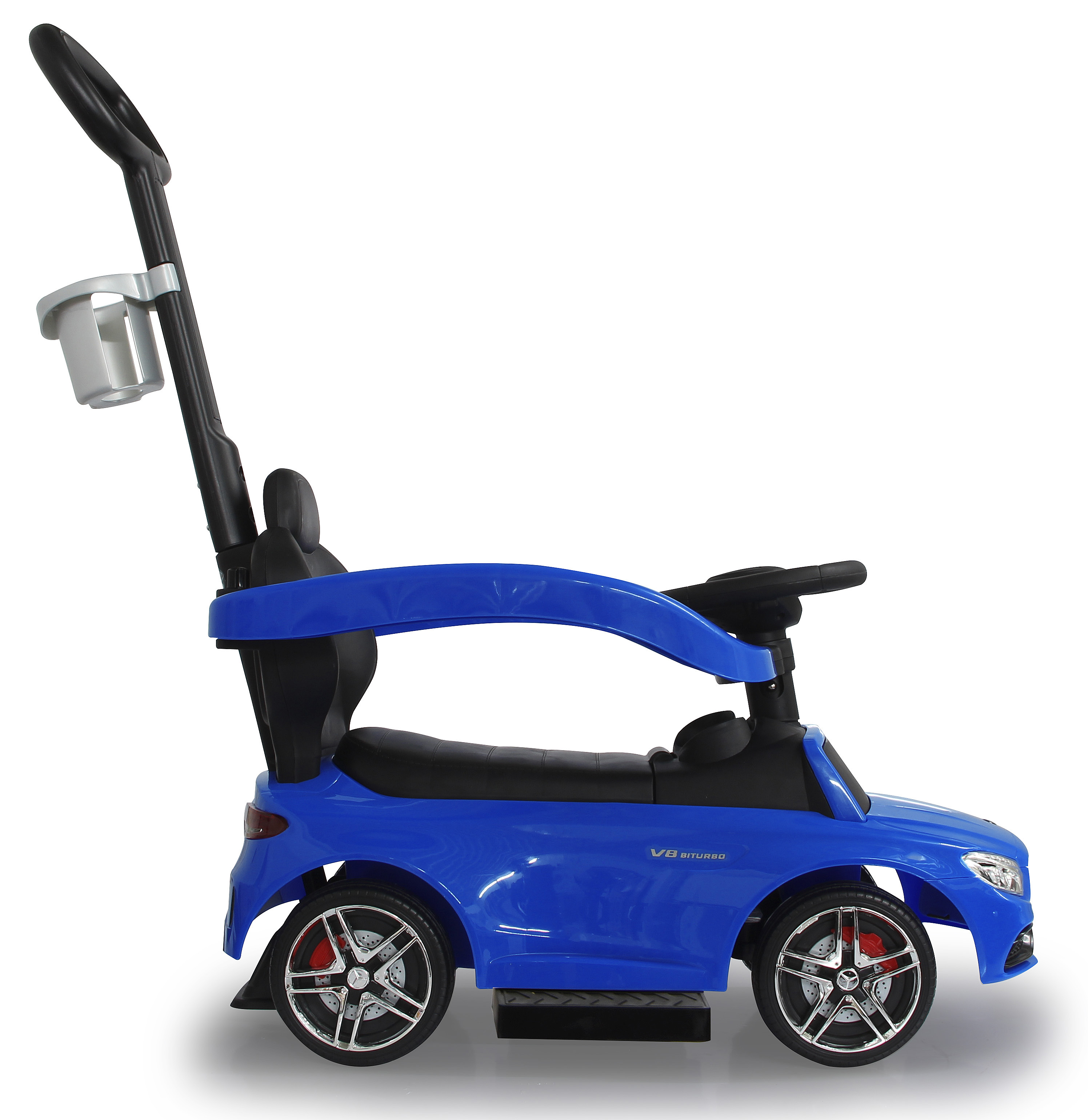 Un'auto giocattolo blu con maniglia e sedile neri. Ruote argentate e portabicchieri sul manico. Sfondo bianco.
