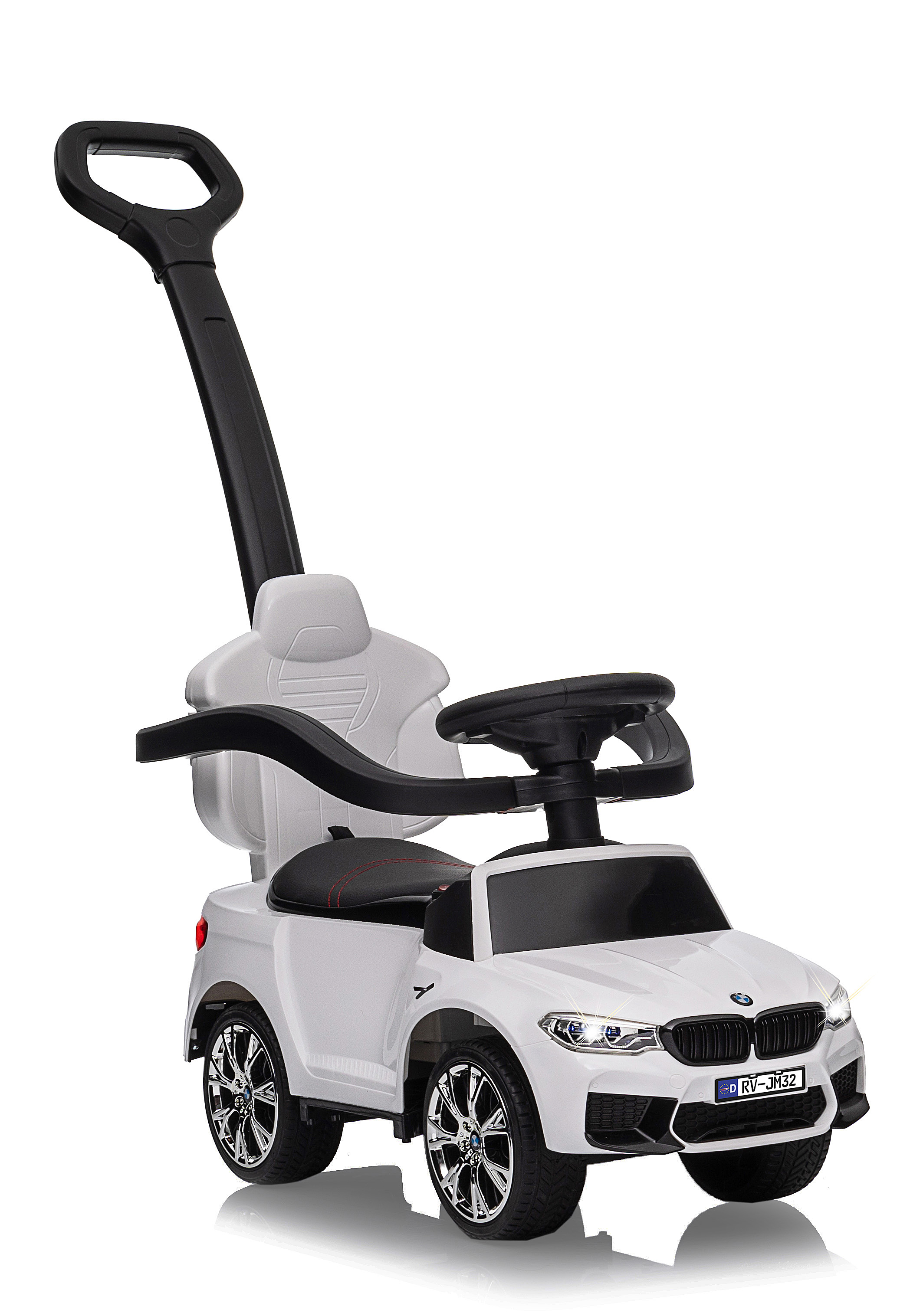 Un'auto giocattolo bianca con manico e volante neri. Ha un logo BMW e una targa.