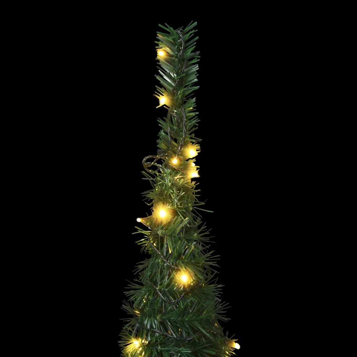 Ein schmaler, künstlicher Weihnachtsbaum ist mit kleinen, warmweißen Lichtern vor schwarzem Hintergrund beleuchtet.
