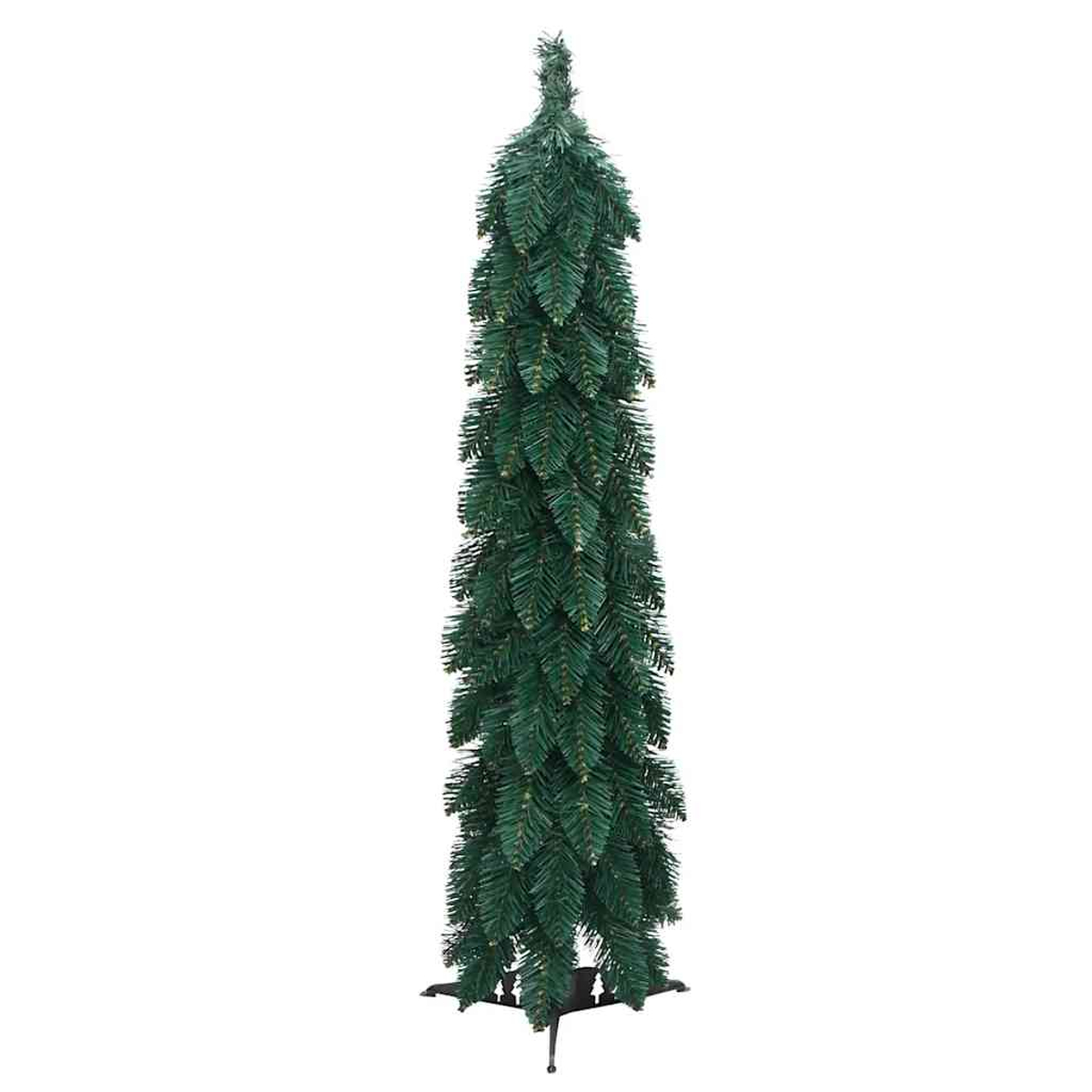 Ein hoher, schlanker, künstlicher Weihnachtsbaum steht aufrecht. Er ist dunkelgrün und hat einen schwarzen Fuß. Der Hintergrund ist weiß.