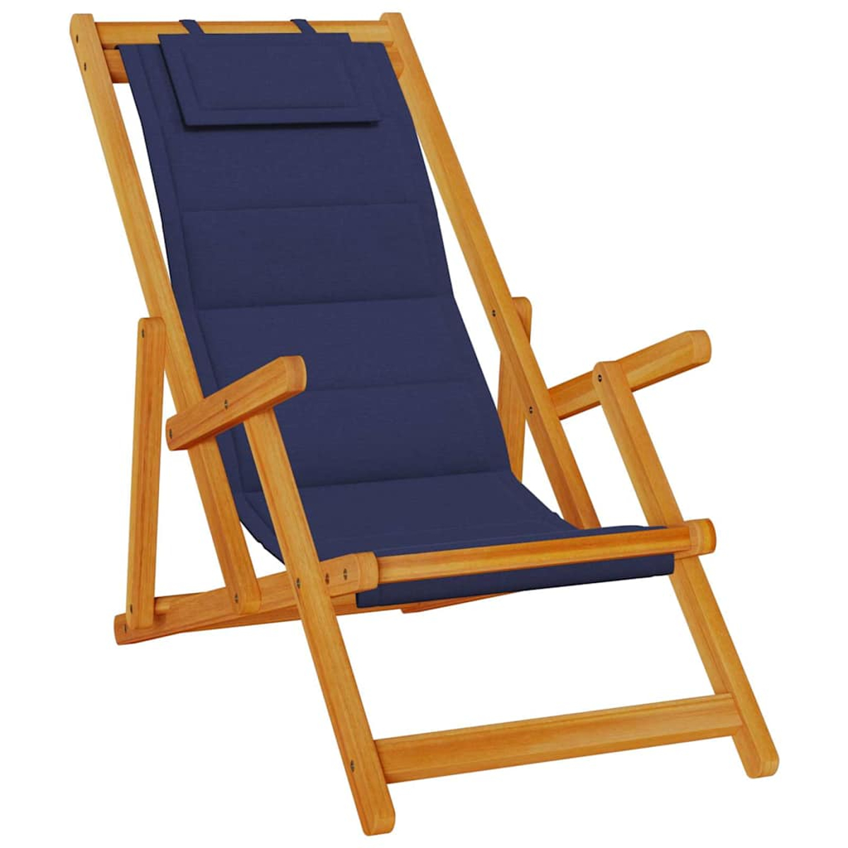 Ein Holz-Deckchair mit marineblauem Stoff. Der Stuhl ist zusammengeklappt und einsatzbereit. Er hat Armlehnen und eine Kopfstütze.