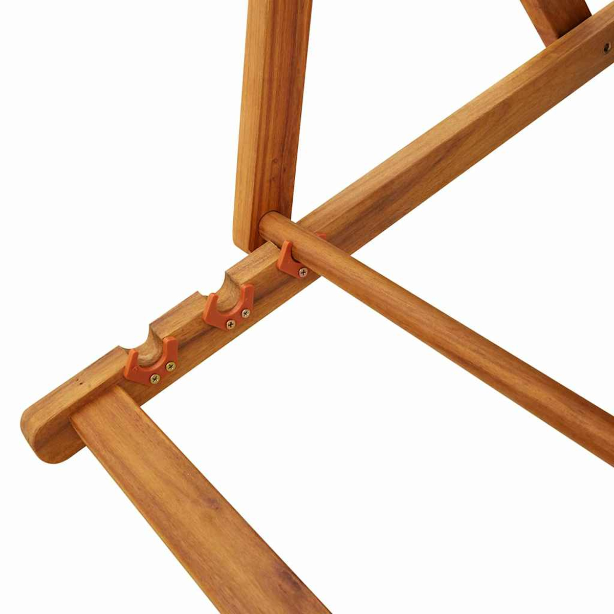 Nahaufnahme eines Holzstuhlrahmens. Orangefarbene Kunststoffstützen sind sichtbar. Hellbraunes Holz hebt sich vom weißen Hintergrund ab.