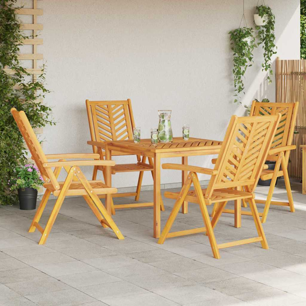 Holzterrasse: Tisch, vier Stühle. Getränke auf dem Tisch. Pflanzen und Spalier an der Wand. Im Freien.
