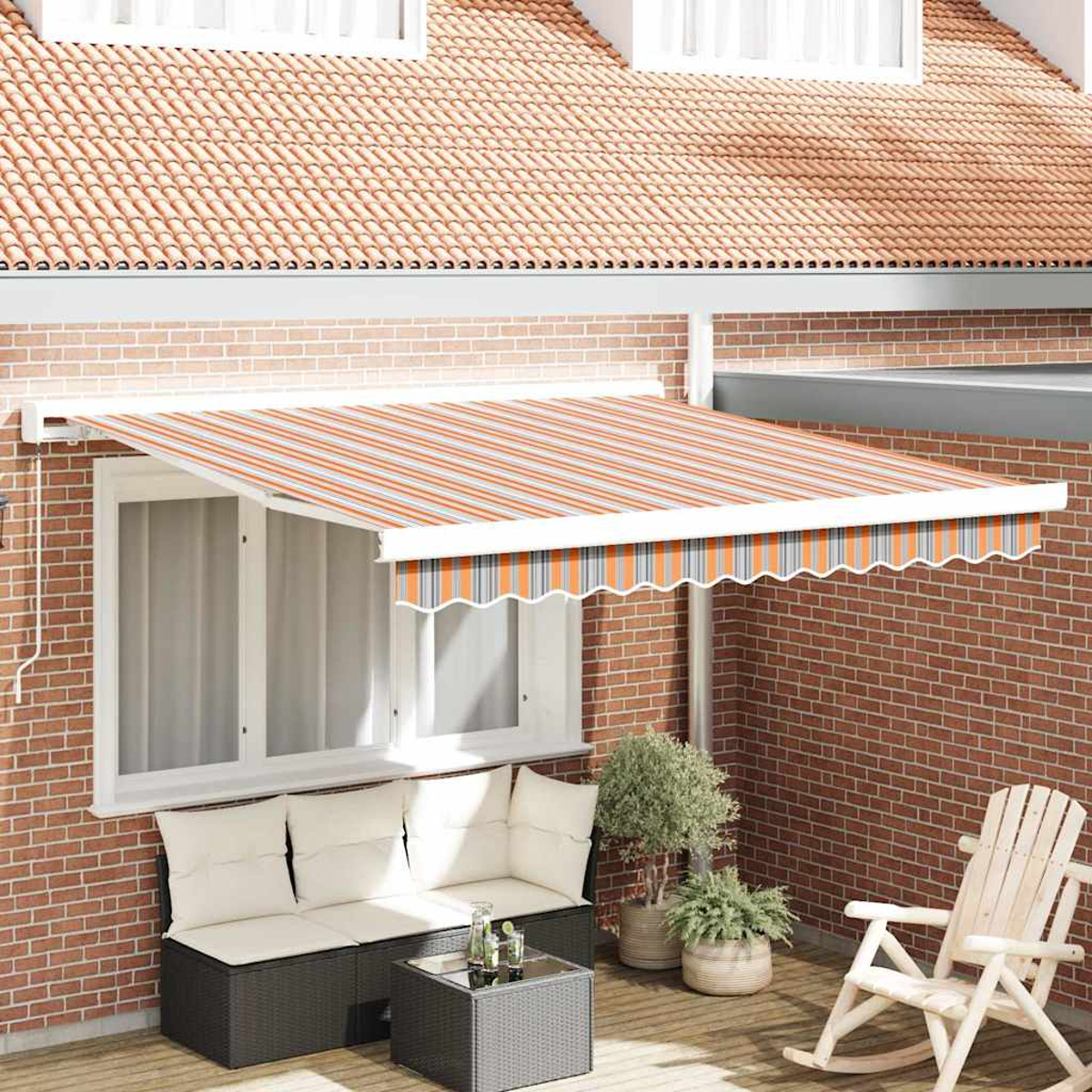 Ein Backsteingebäude mit einer orange-weiß gestreiften Markise. Auf einer Holzterrasse befinden sich eine Couch, ein Tisch, Pflanzen und ein Schaukelstuhl.