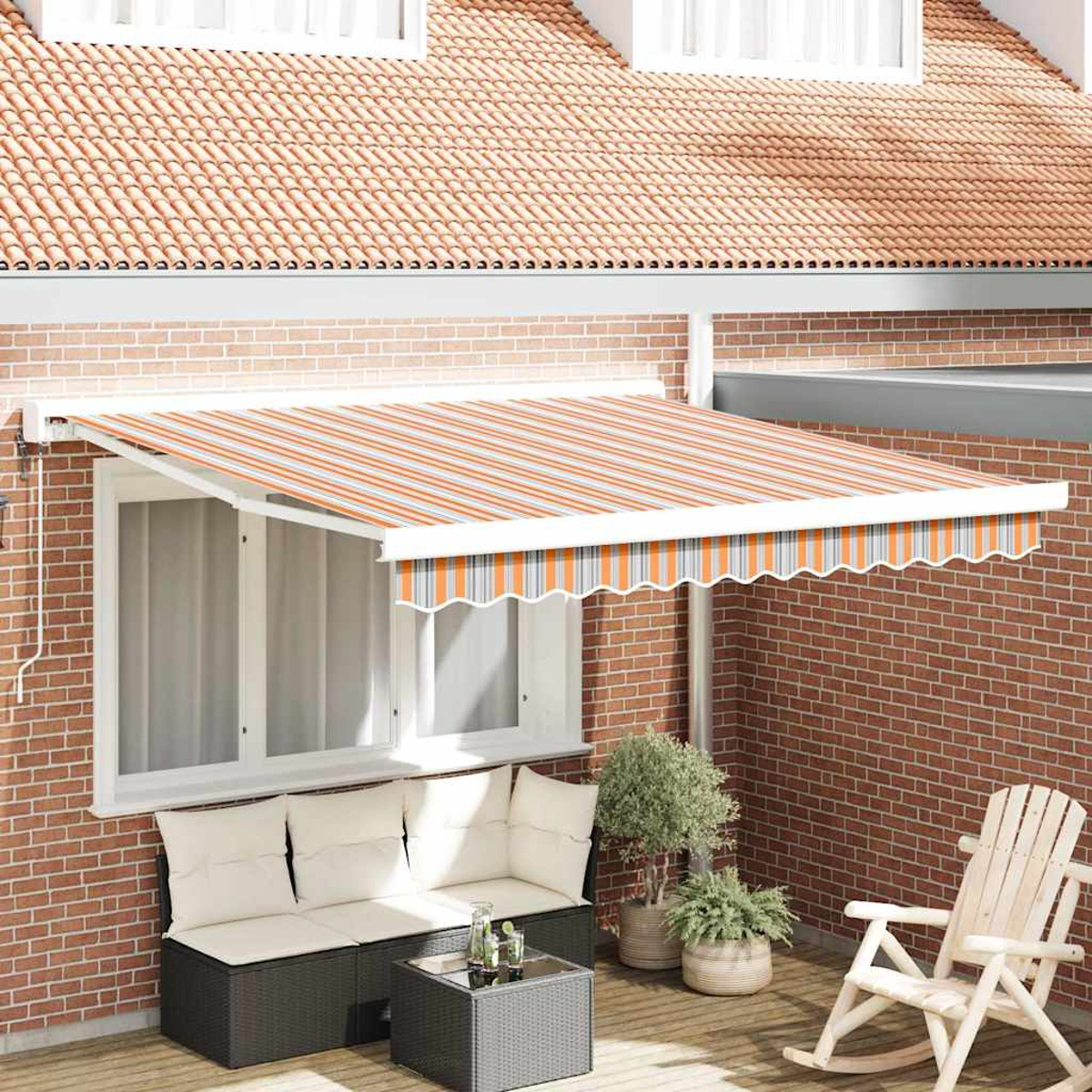 Ziegelmauer mit gestreifter orange-weißer Markise. Darunter eine Terrasse mit Möbeln und Pflanzen. Rechts ein Schaukelstuhl.