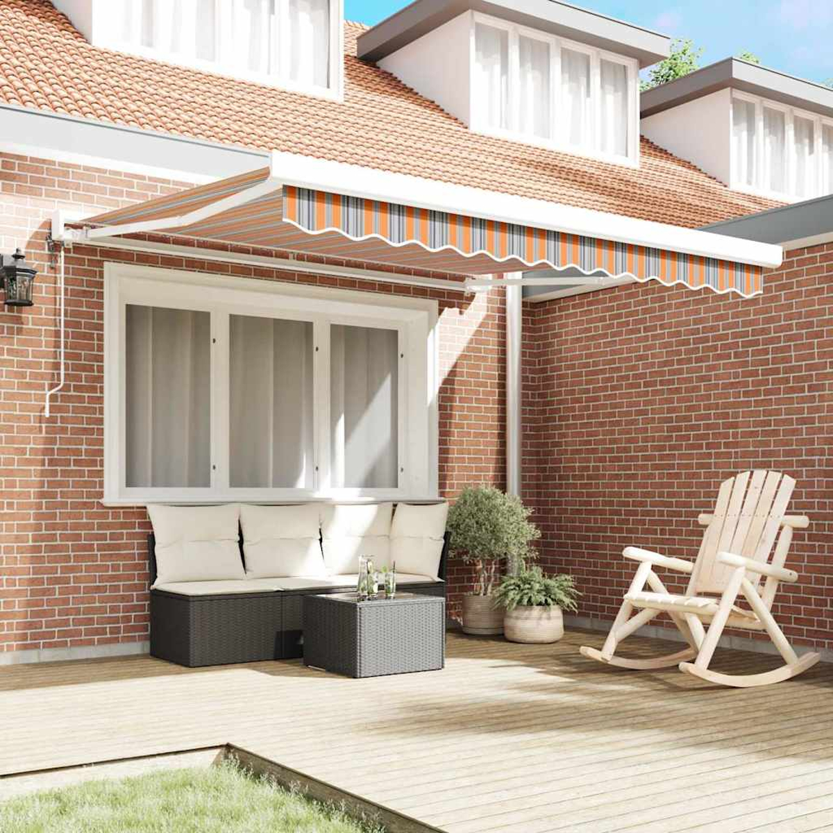 Außenszene mit Haus, Terrasse und Möbeln. Eine Markise bedeckt die Terrasse mit Sofa, Tisch, Schaukelstuhl und Pflanzen.