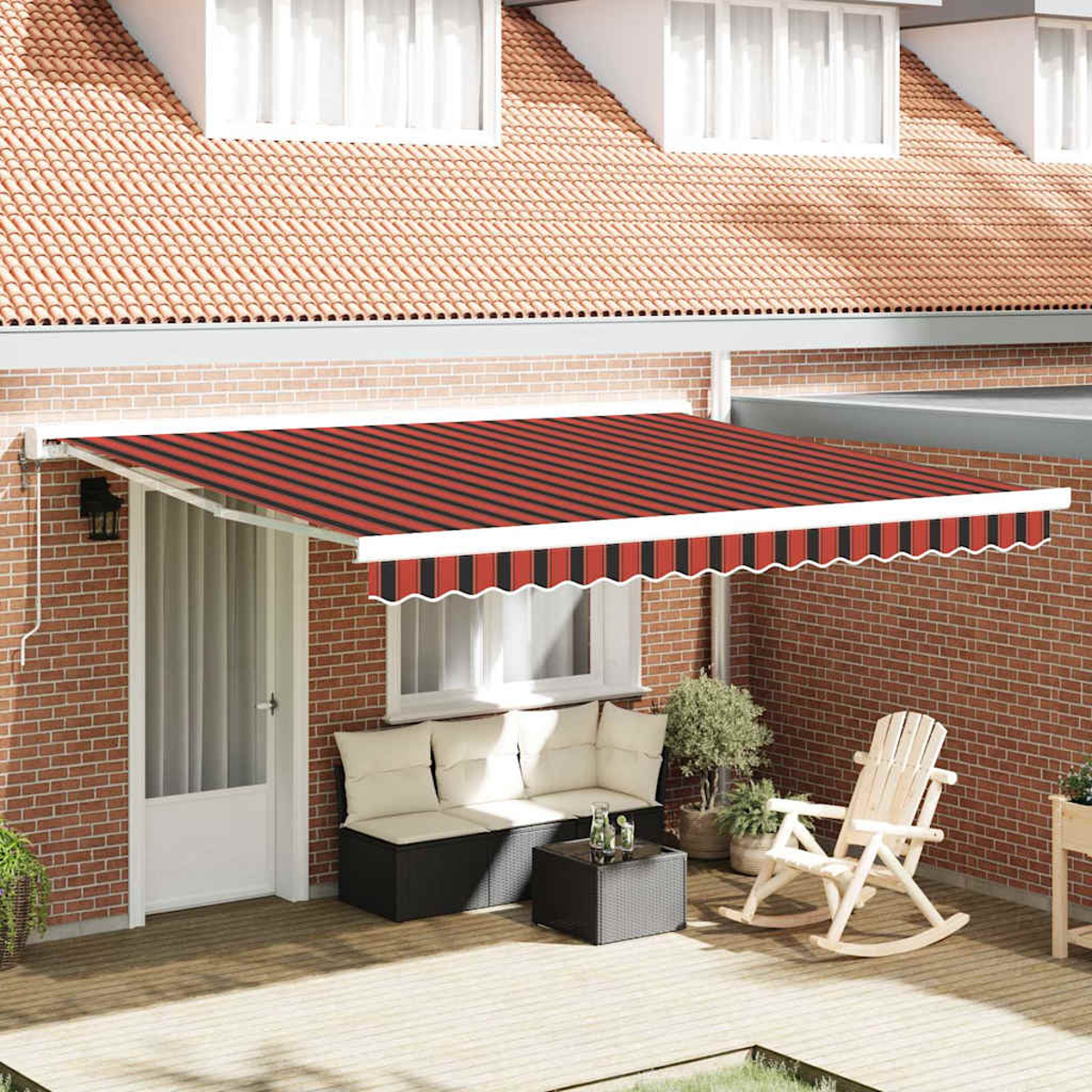 Una tenda a strisce rosse e nere copre un patio con mobili. Sono visibili anche una sedia a dondolo in legno e una porta bianca.