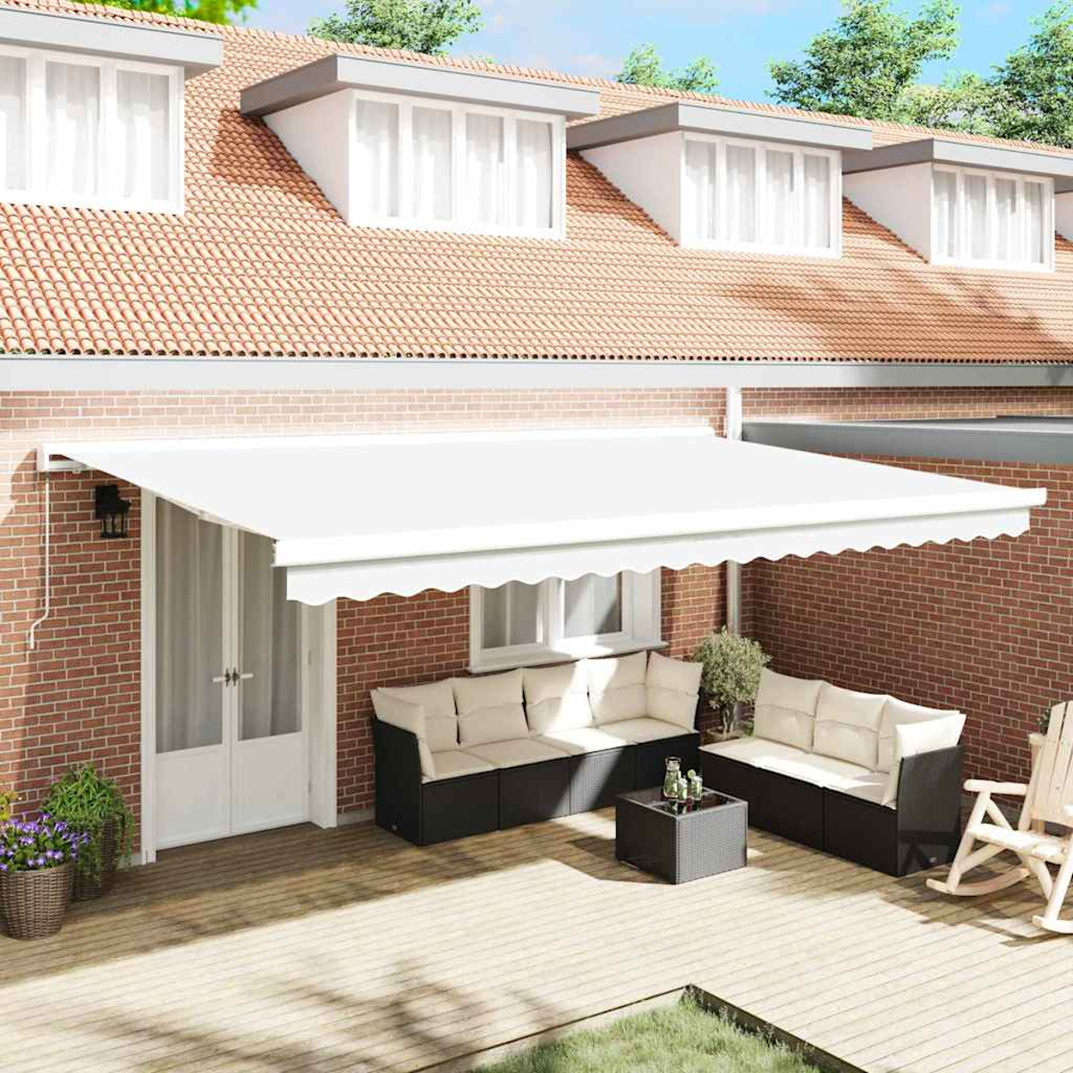 Eine Terrasse mit weißer Markise, Backsteinmauer und Sitzgelegenheiten. Eine Holzterrasse mit Möbeln, darunter ein schwarzes Sofa und ein Schaukelstuhl.