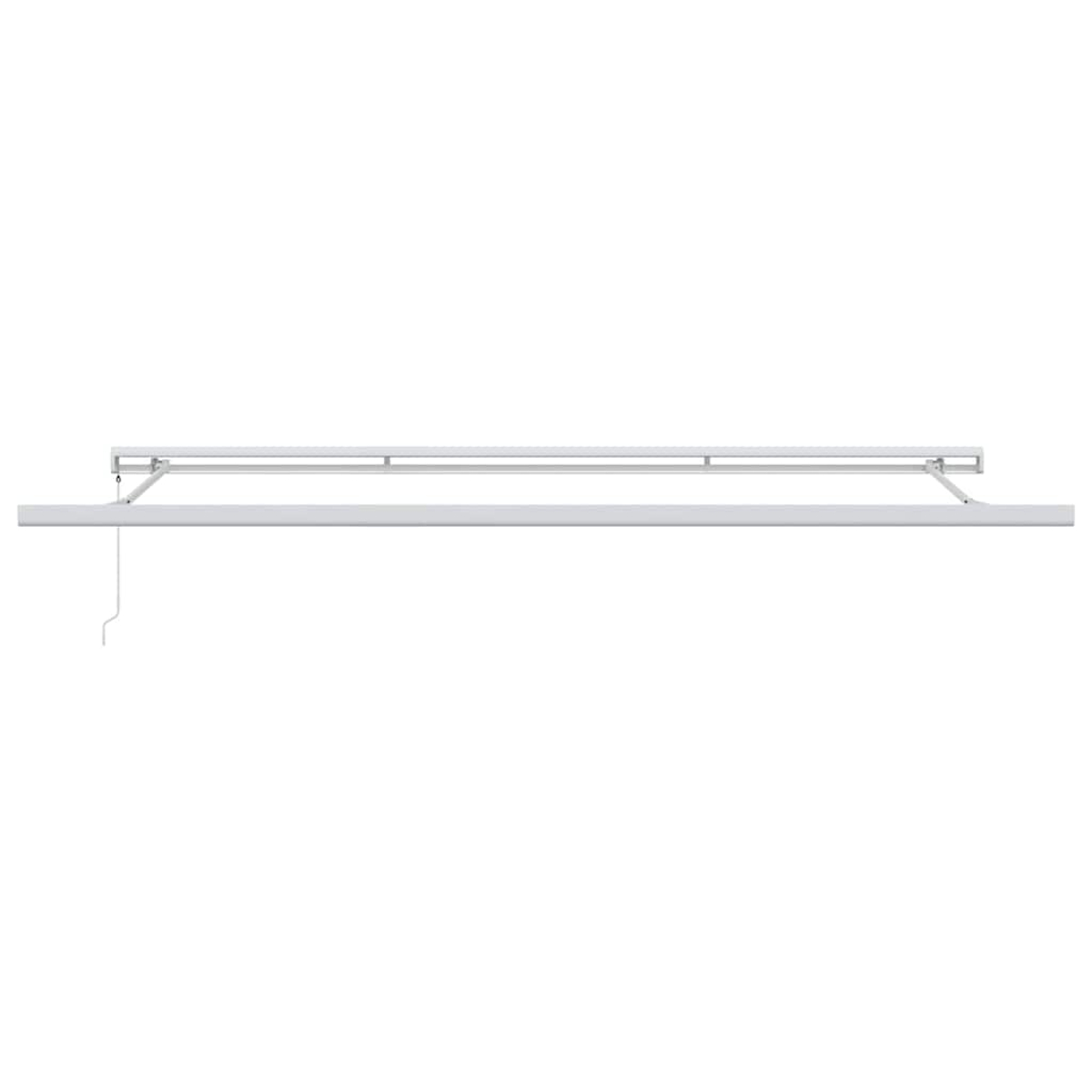 Eine lange, weiße, lineare Leuchte ist von oben abgehängt. Ein Kabel hängt herunter. Der Hintergrund ist weiß.