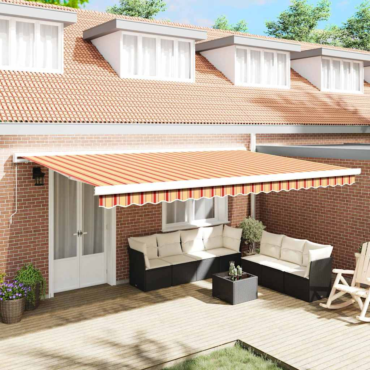 Eine Terrasse mit Markise, Sitzgelegenheiten und einer Ziegelmauer. Im Hintergrund ein Haus mit Ziegeldach. Die Markise hat rot-weiße Streifen.
