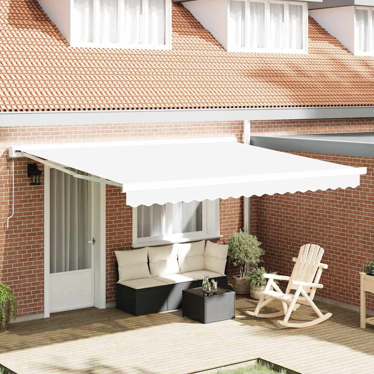 Eine weiße Markise beschattet eine Terrasse mit Sitzgelegenheiten, einem Tisch und einem Schaukelstuhl. Rote Backsteinmauer und Ziegeldach im Hintergrund.