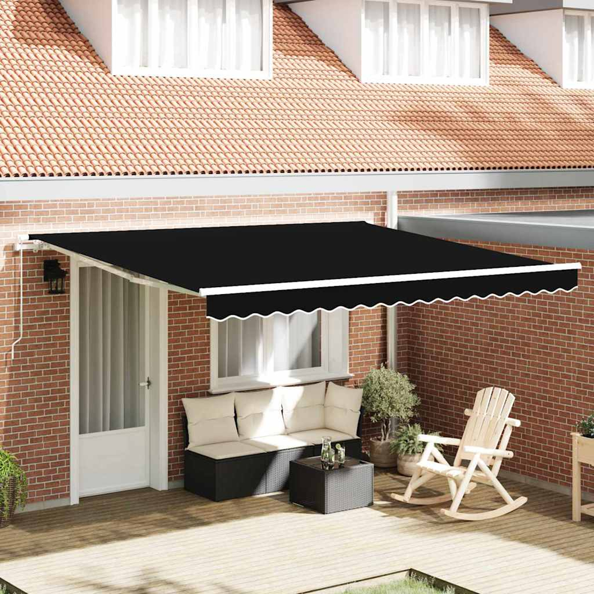 Ein schwarzes Sonnensegel erstreckt sich über einer Terrasse. Darunter befinden sich ein Sofa, ein Tisch und ein Schaukelstuhl. Rote Backsteinmauer und Dachziegel im Hintergrund.
