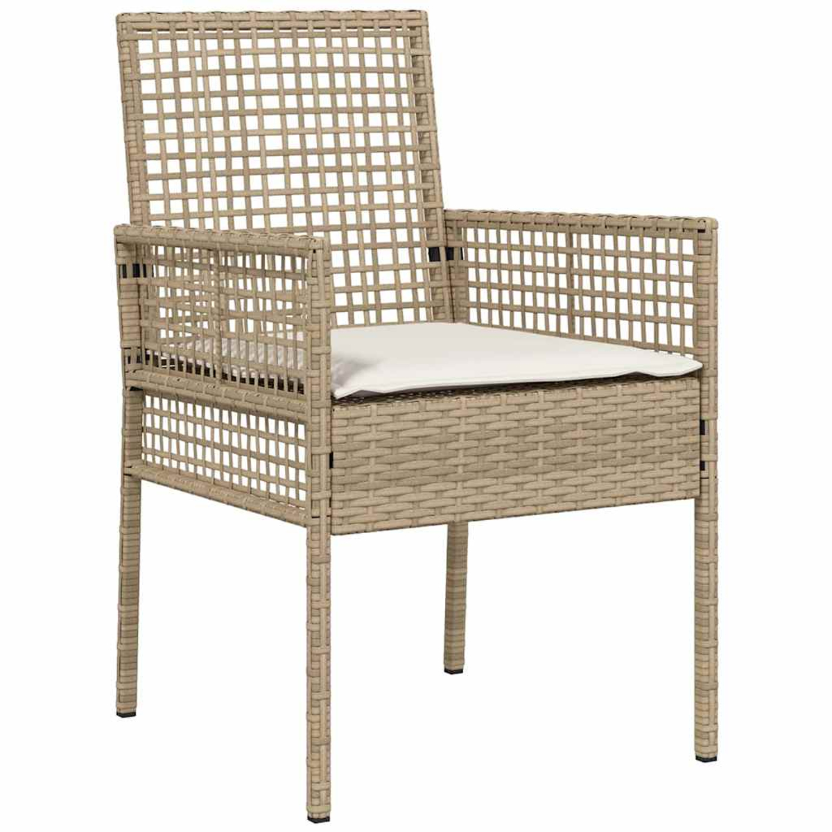 Una sedia in vimini beige con cuscino bianco. La sedia ha schienale quadrato e braccioli. Le gambe sono sottili e dritte.