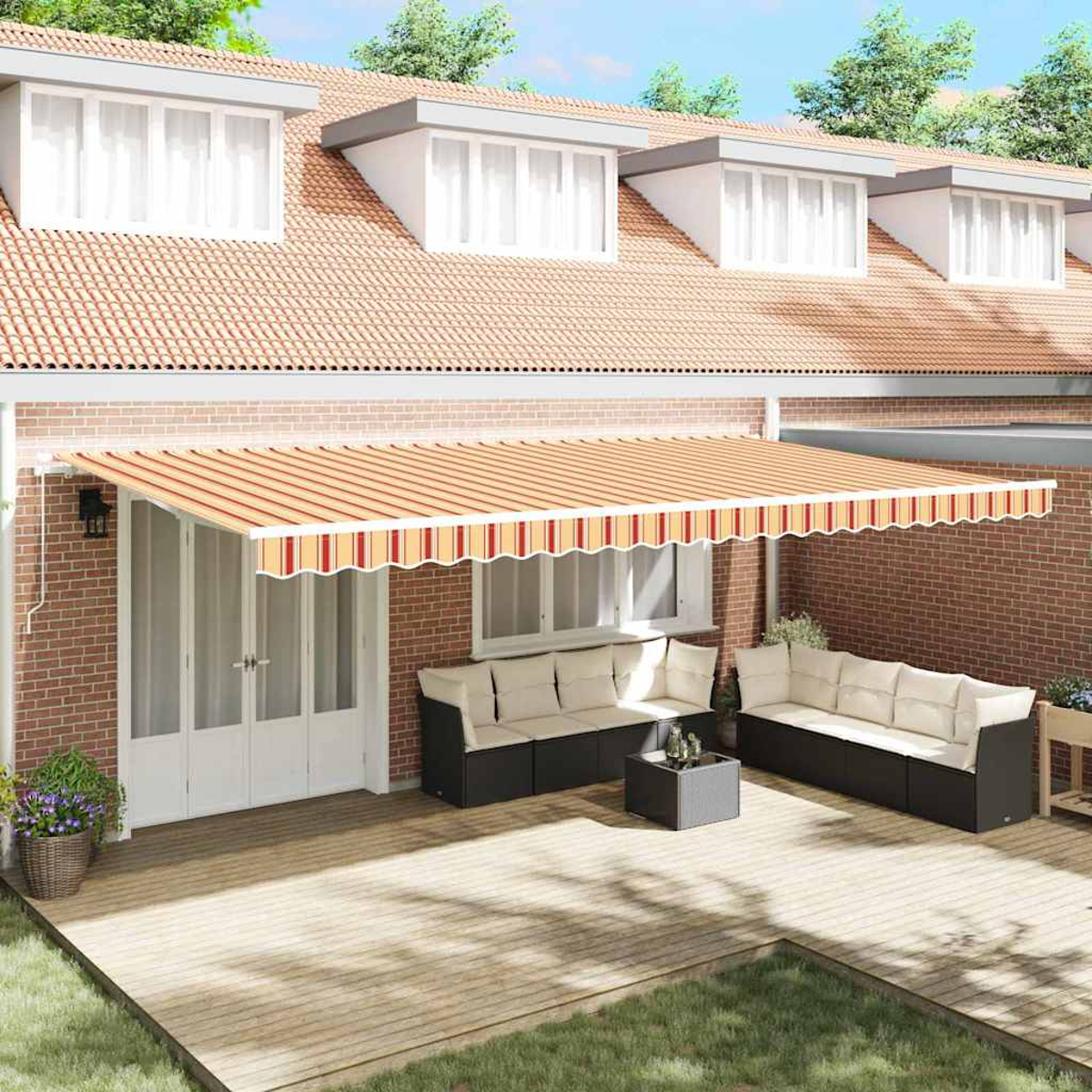 Ein Haus mit ausfahrbarer gestreifter Markise, Gartenmöbeln und Holzterrasse. Im Hintergrund eine Ziegelmauer und ein Ziegeldach.