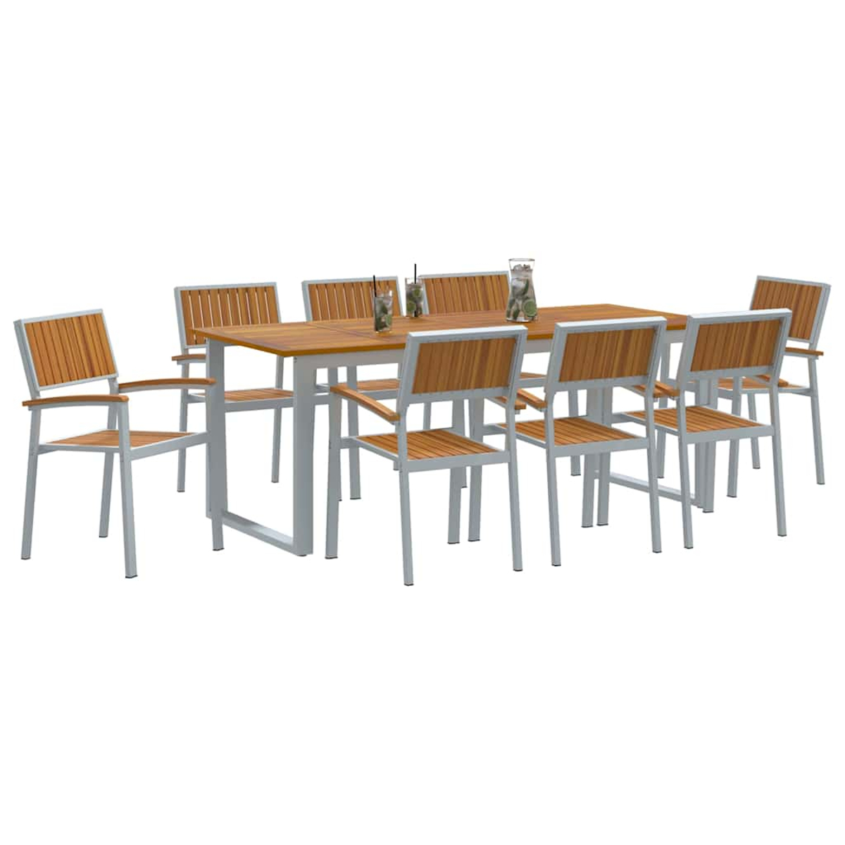 Ein Ess-Set für den Außenbereich mit einem Holztisch und acht passenden Stühlen. Getränke stehen auf dem Tisch. Das Set steht vor weißem Hintergrund.