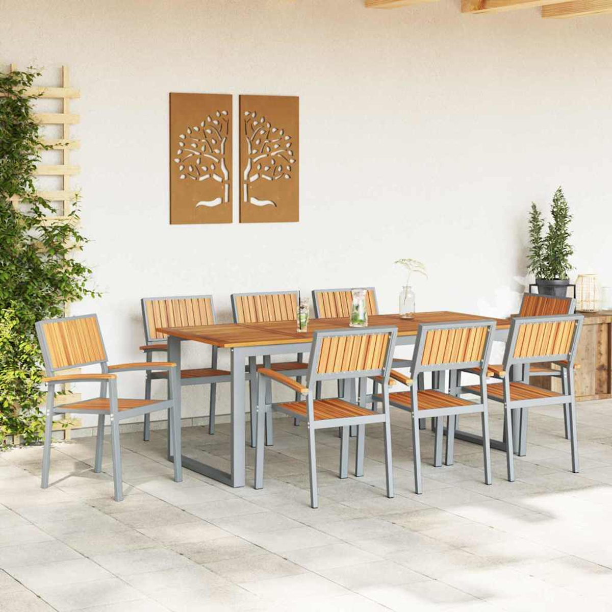 Essgruppe im Freien mit Holztisch und Stühlen. Wandkunst und Pflanzen befinden sich im Hintergrund und schaffen eine Terrasse.