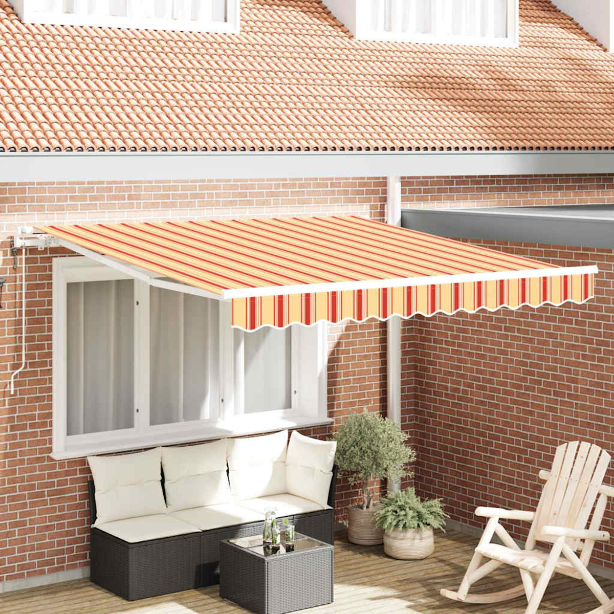 Ein gestreifter Baldachin beschattet eine Terrasse mit Möbeln. Eine Ziegelmauer und ein Ziegeldach bilden den Hintergrund. Ein Schaukelstuhl ist im Vordergrund.