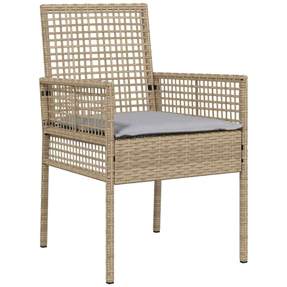 Una sedia in vimini beige con un cuscino grigio. La sedia ha schienale quadrato e braccioli. È su sfondo bianco.