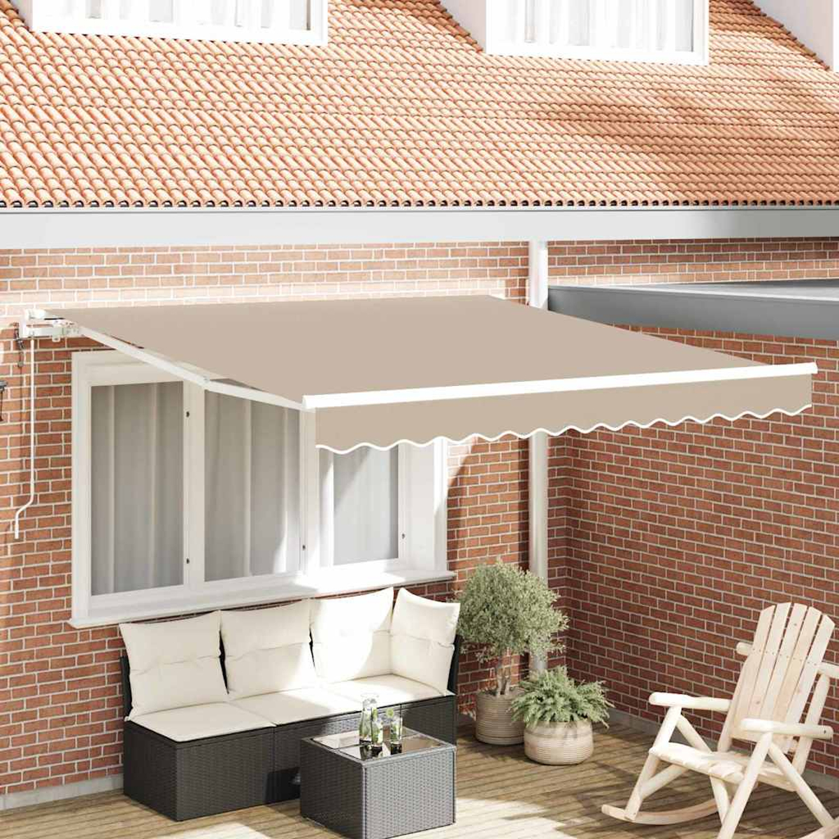 Eine beige Markise erstreckt sich über einem Fenster mit Sitzbereich darunter. Eine Ziegelmauer und ein rotes Ziegeldach sind sichtbar.
