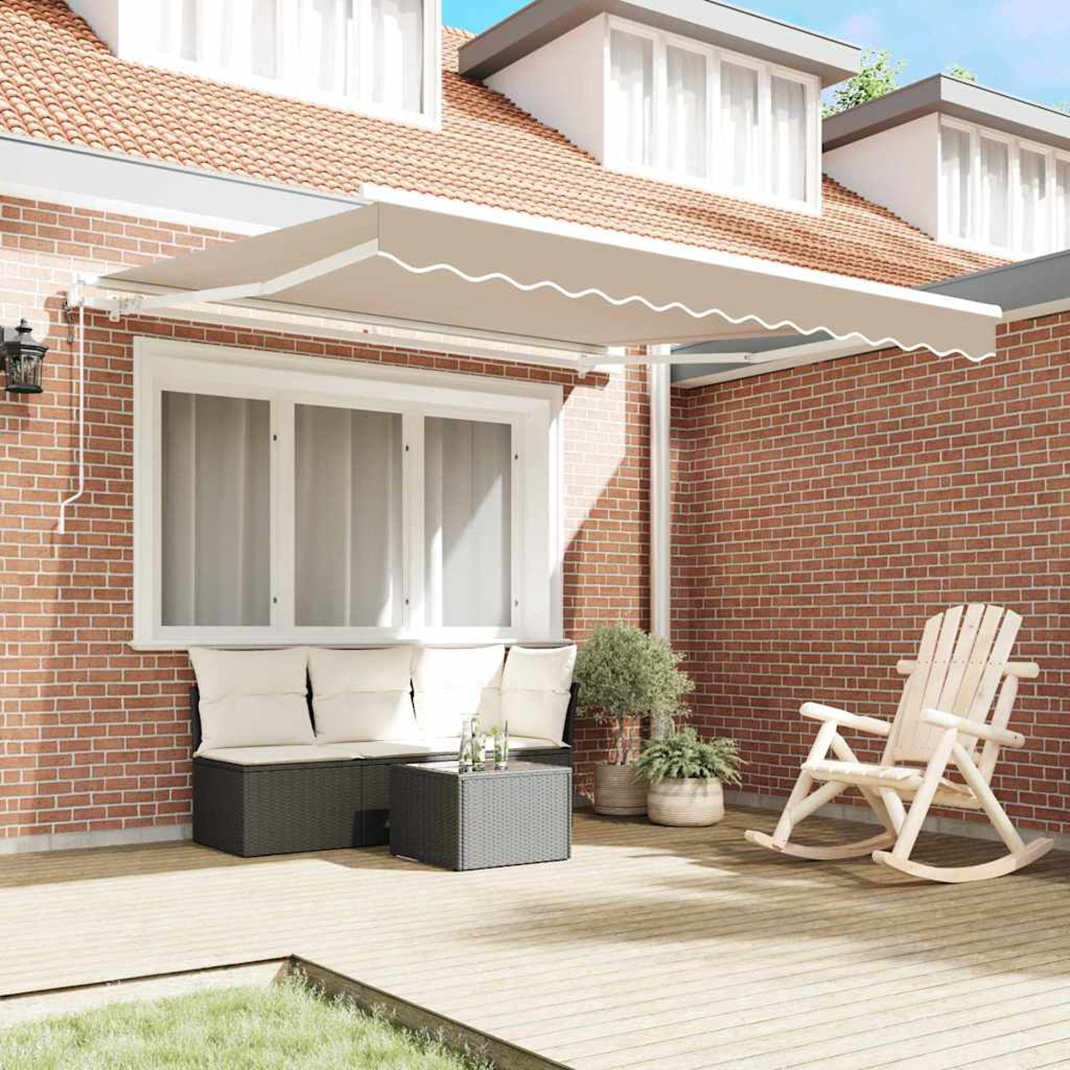 Eine Terrassenszene mit einer beigen Markise, einer Bank mit Kissen, einem Tisch, einem Schaukelstuhl und Topfpflanzen vor einer Backsteinmauer.