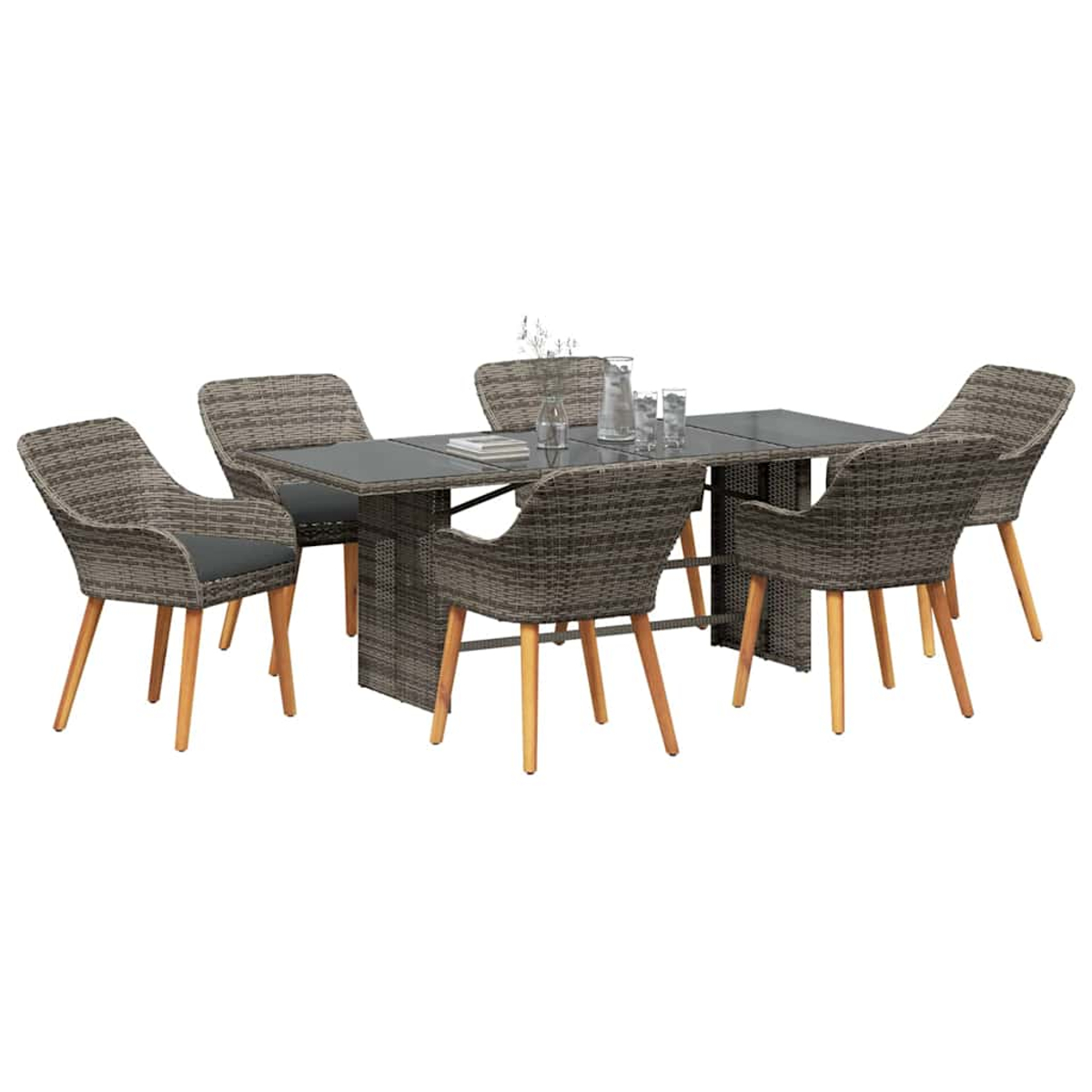 Ein graues Ess-Set aus Rattan mit einem rechteckigen Tisch mit Glasplatte und sechs passenden Stühlen. Auf dem Tisch stehen eine Kanne und Gläser.